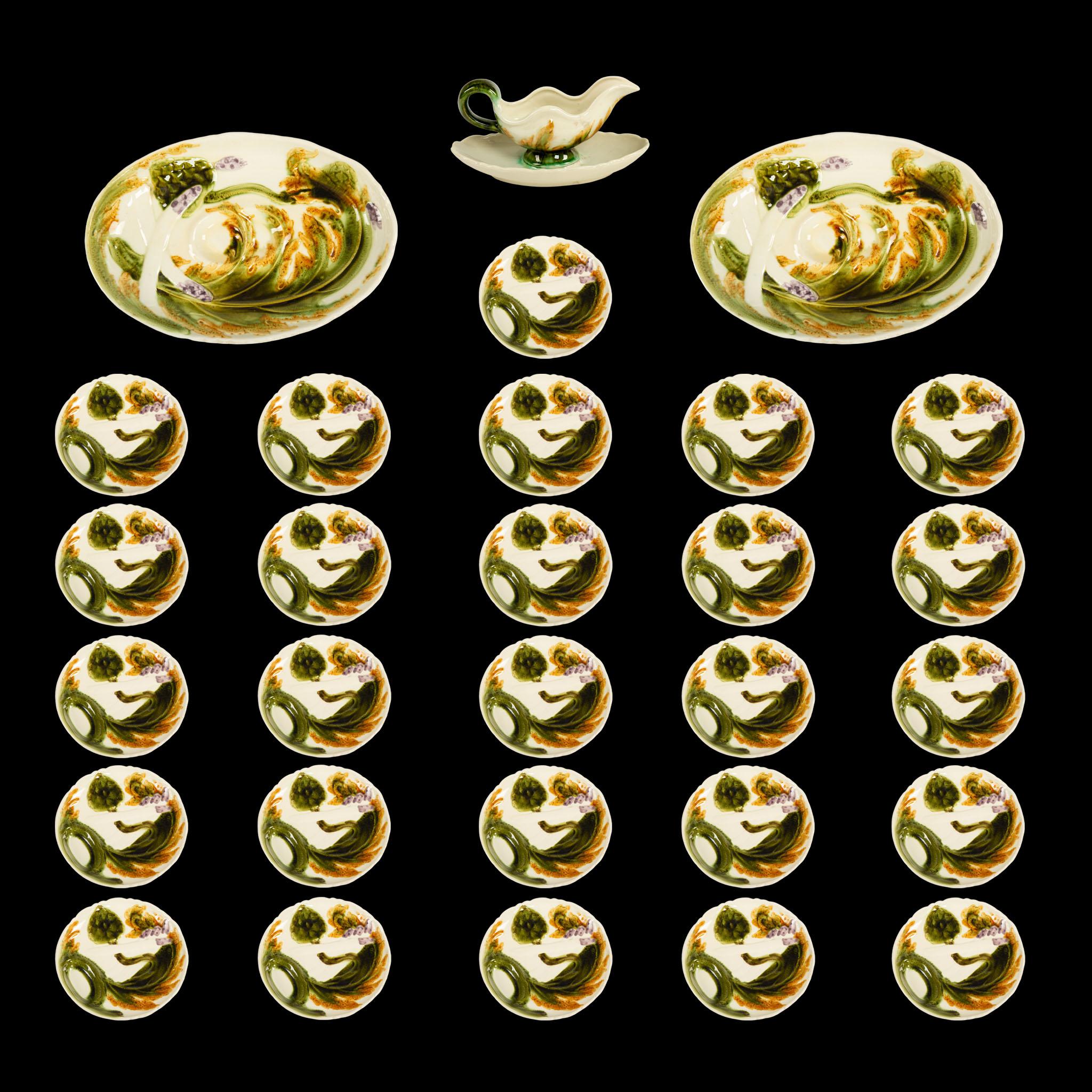 Mid-Century Modern Rare service à asperges en majolique française, peint à la main avec 26 assiettes et plus encore en vente
