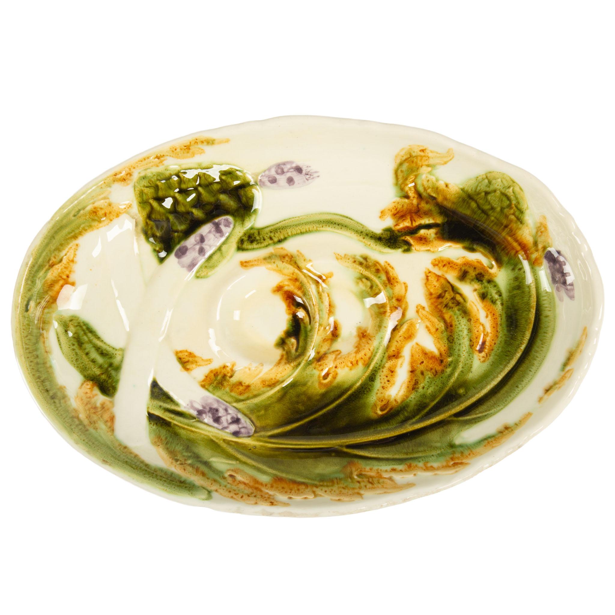 20ième siècle Rare service à asperges en majolique française, peint à la main avec 26 assiettes et plus encore en vente