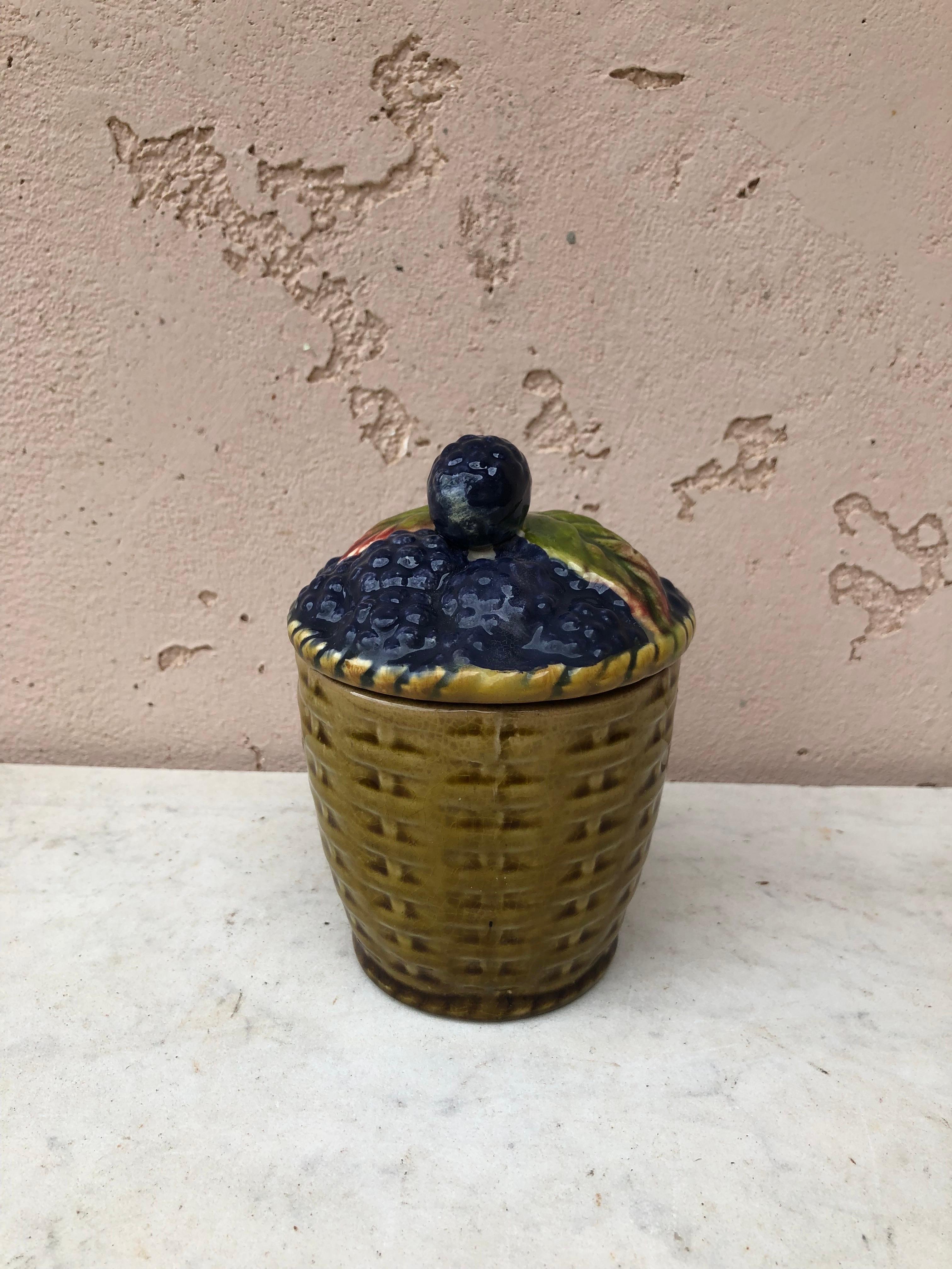 Raro cestino di more in maiolica francese firmato Sarreguemines del 1920 circa.