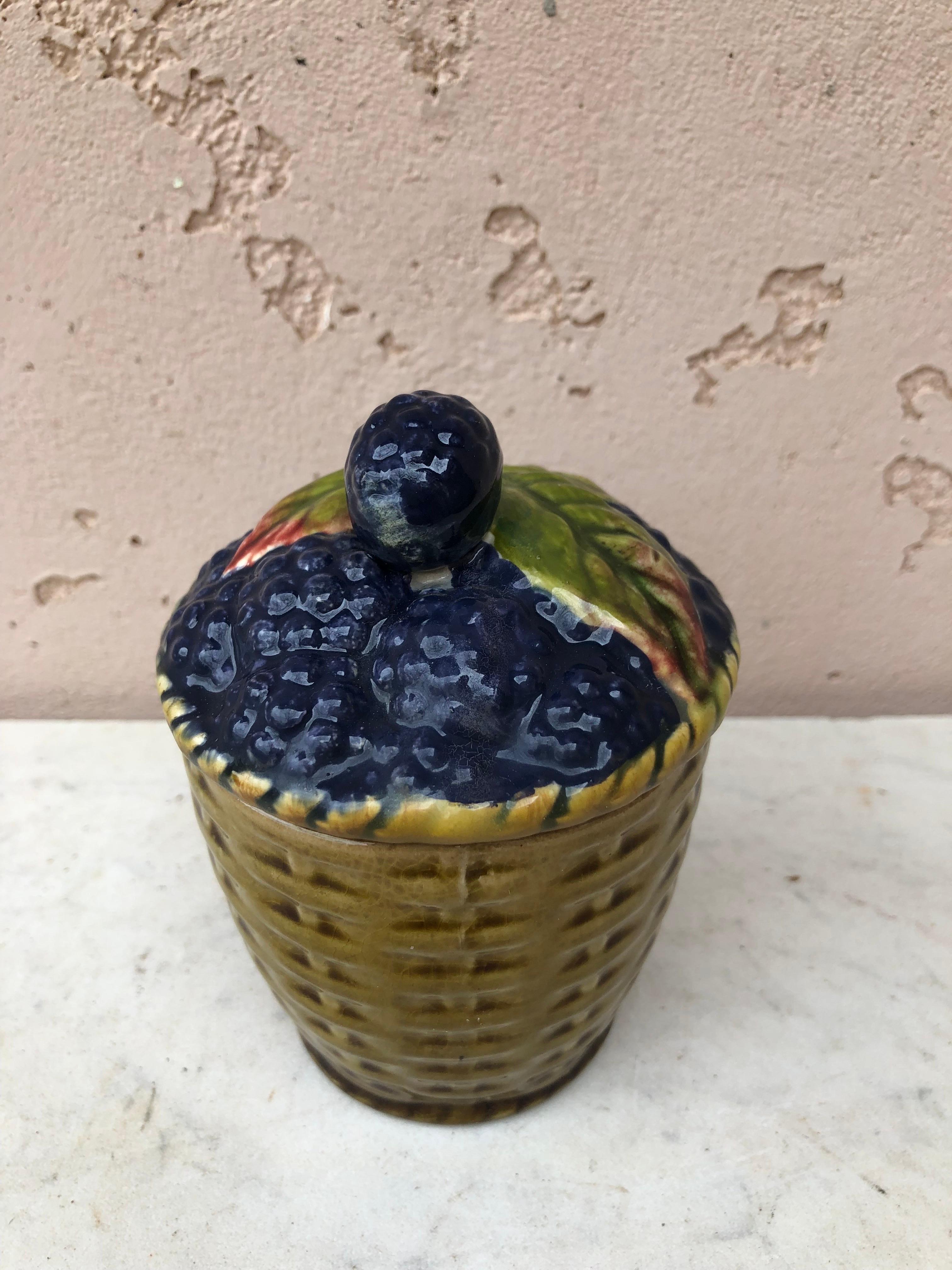 Francese Raro cestino di more in maiolica francese firmato Sarreguemines del 1920 circa in vendita