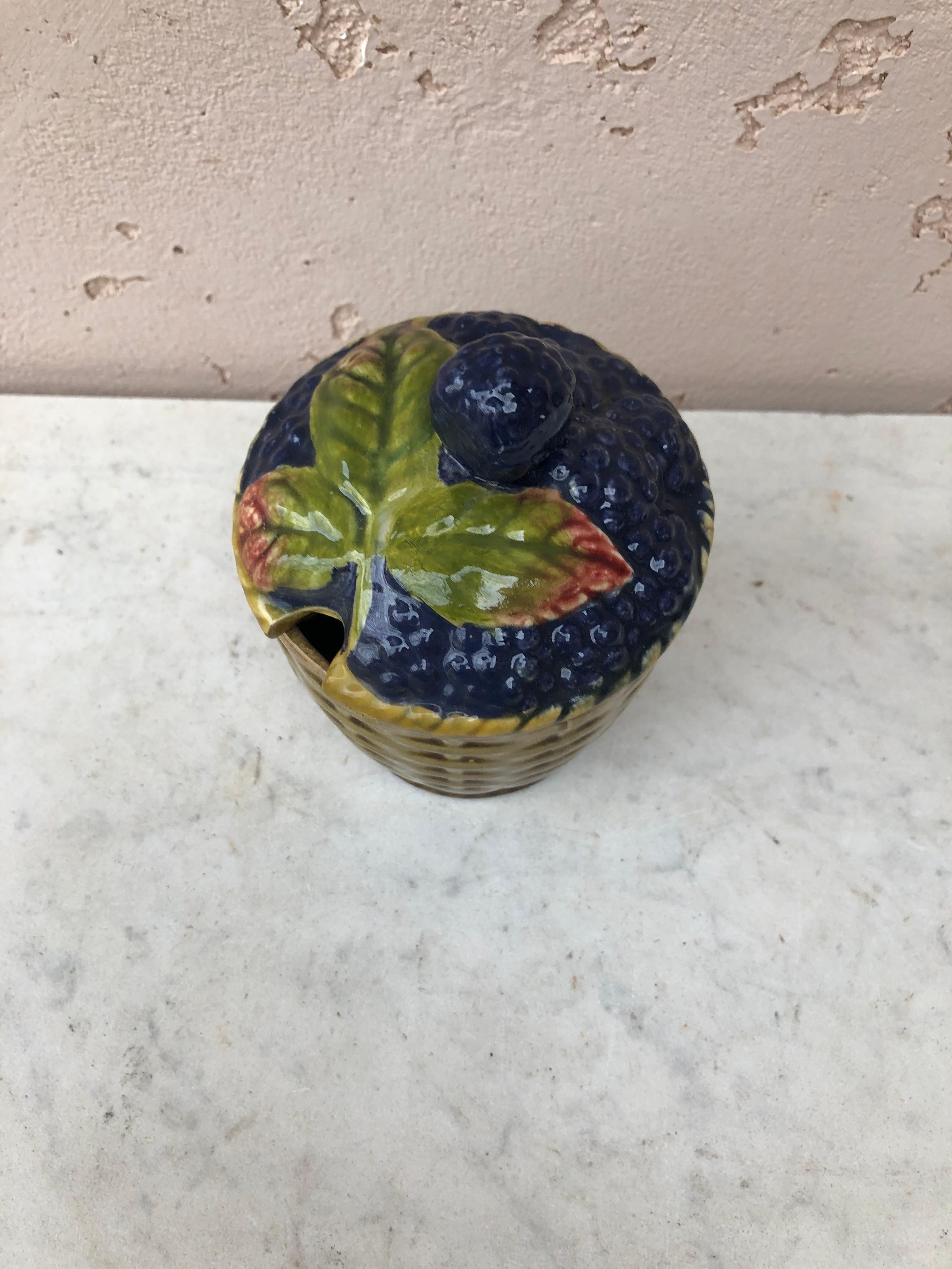 Inizio XX secolo Raro cestino di more in maiolica francese firmato Sarreguemines del 1920 circa in vendita