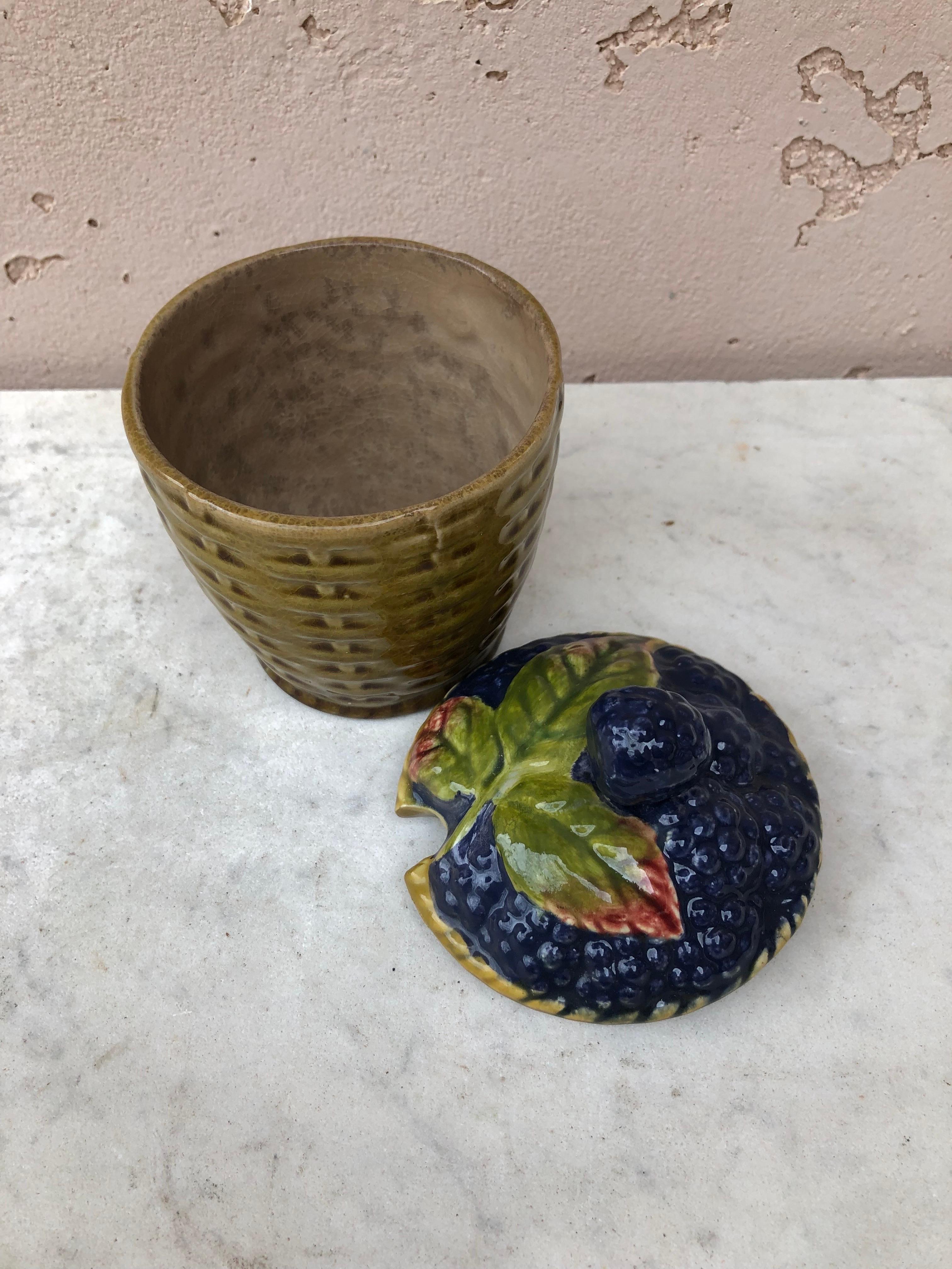 Raro cestino di more in maiolica francese firmato Sarreguemines del 1920 circa in vendita 2