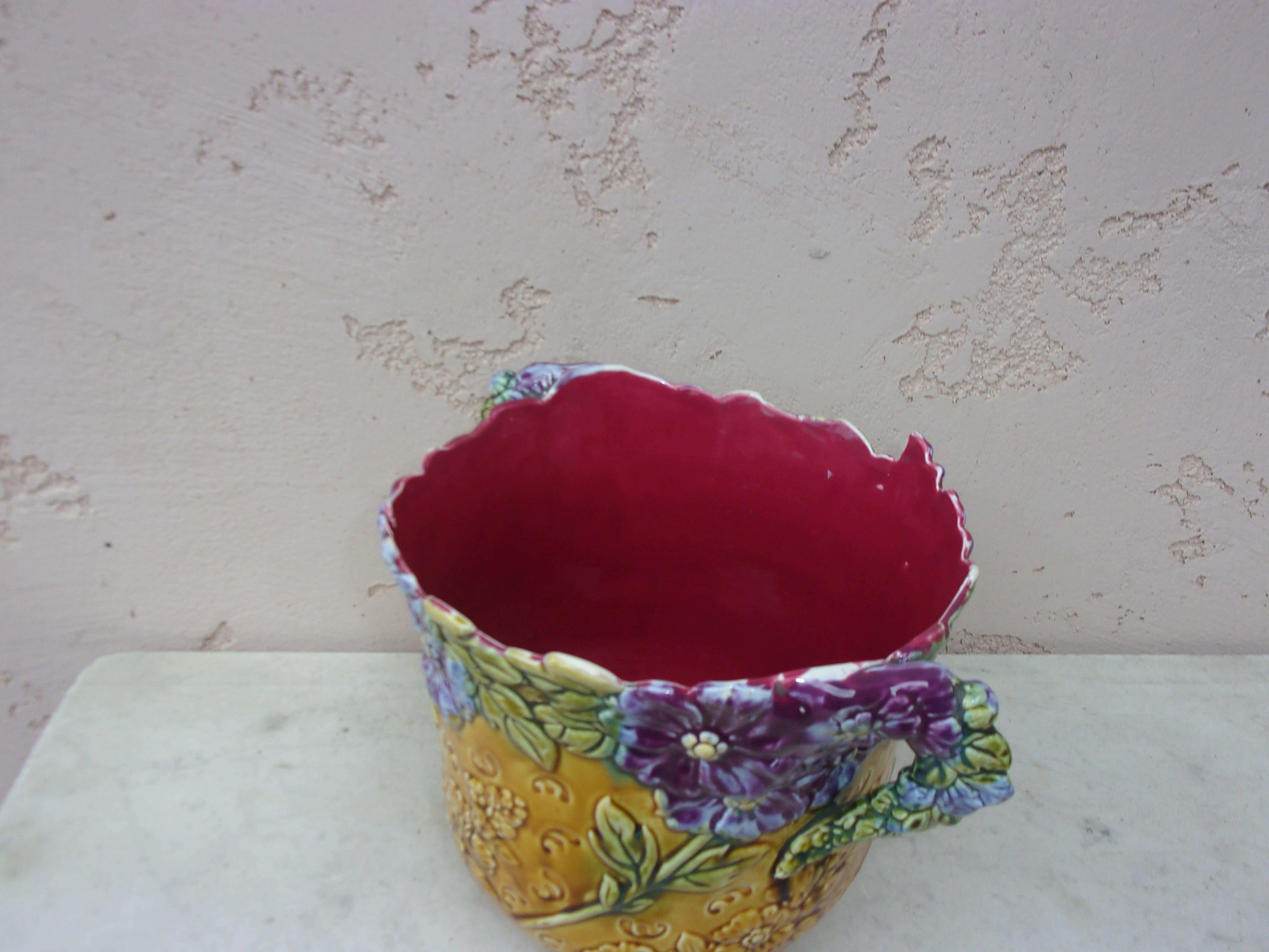 Rare pot à cache en majolique française avec fleurs violettes Onnaing, vers 1890 en vente 1