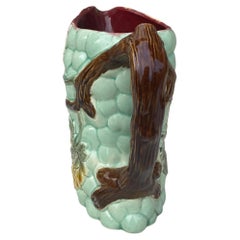 Rara jarra de uva de mayólica francesa Orchies, hacia 1890