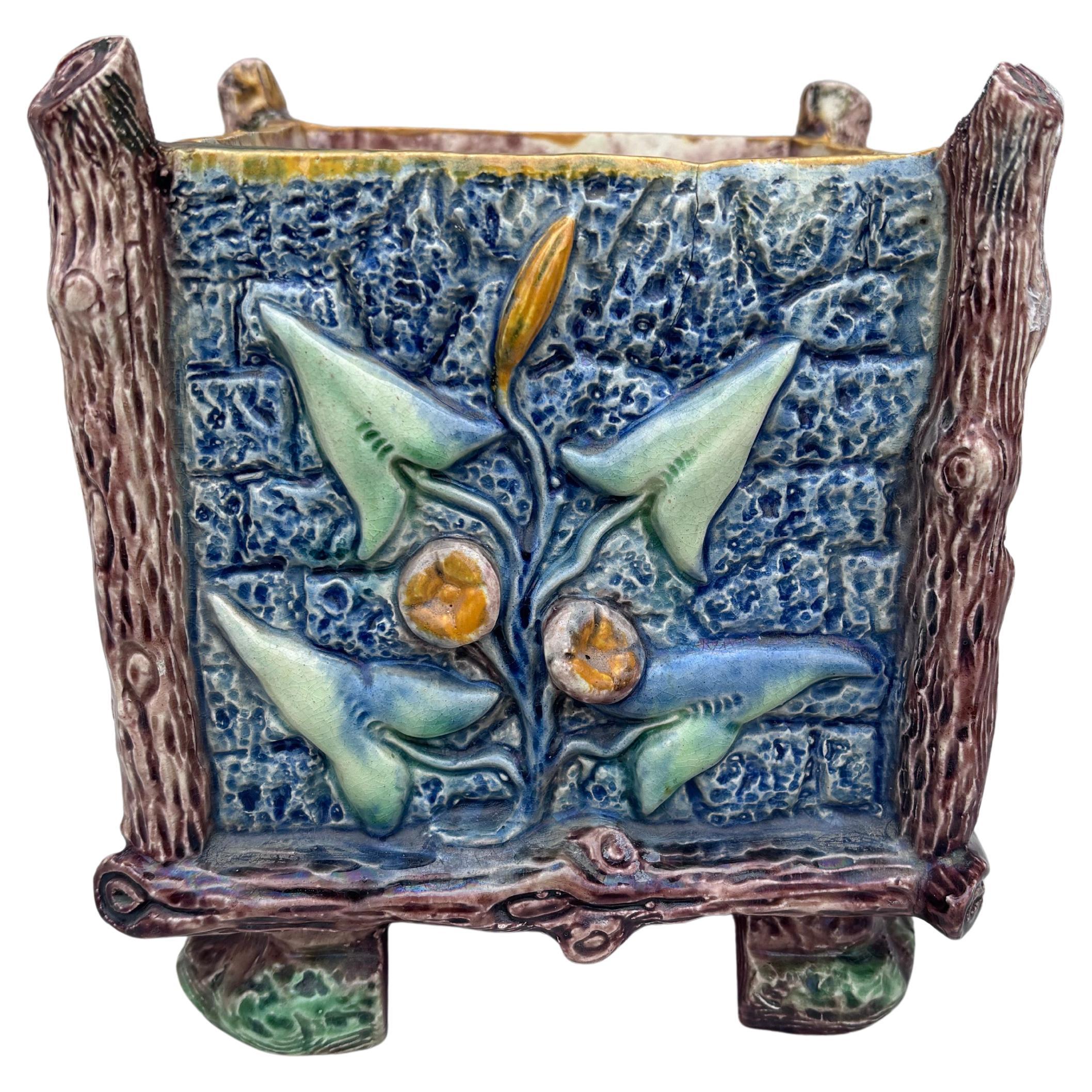 Pentola in maiolica francese Palissy CIRCA firmata Thomas Sergent, circa 1880.
Quattro lati differenziati, uno con lucertola e rana, uno con canne, uno con ghiande e foglie di Oak, uno con gloria mattutina.
H / 6,5 pollici, 5,5 per 5,5 pollici.