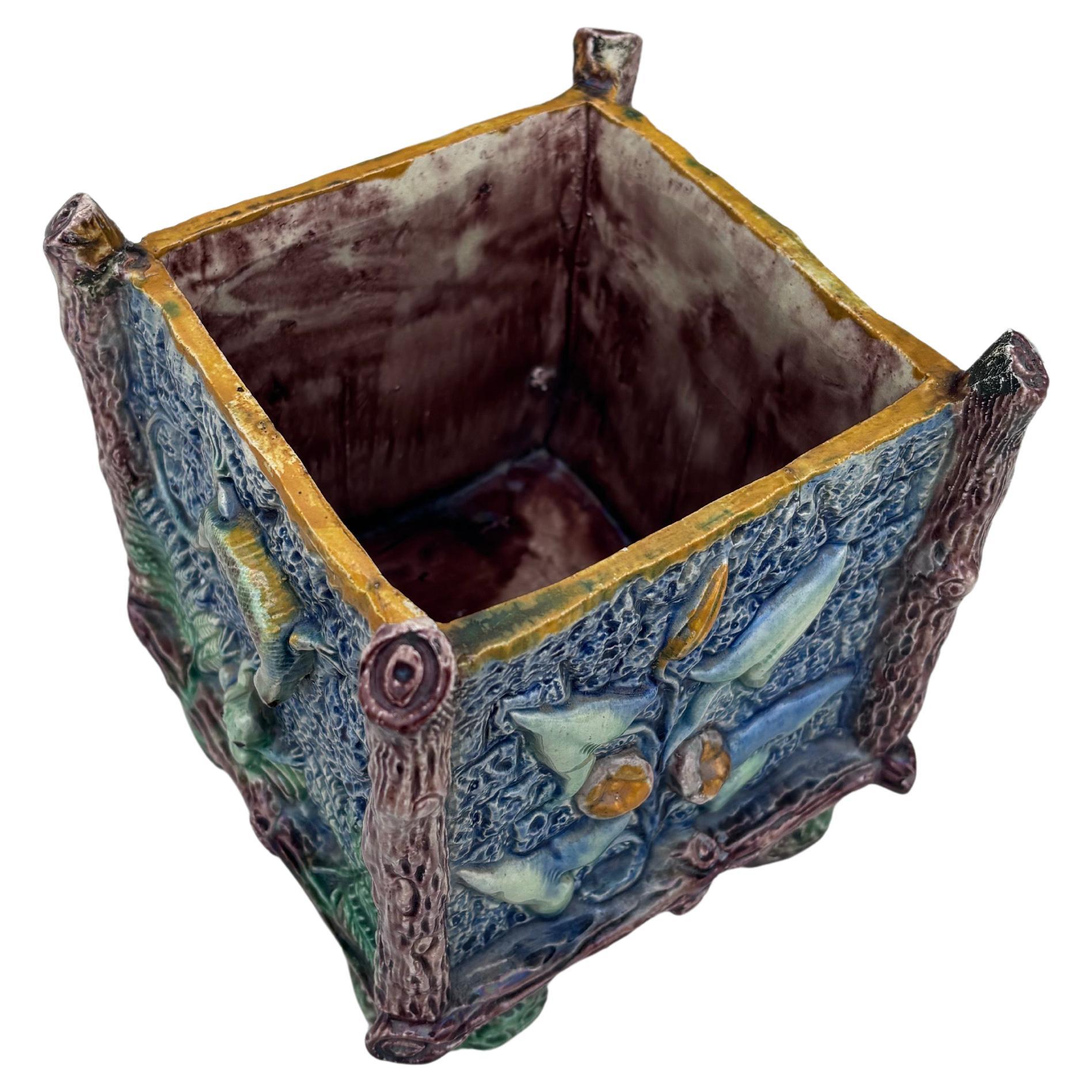 Raro cachepot in maiolica francese Palissy con rana e lucertola Thomas Sergent In condizioni buone in vendita a Austin, TX