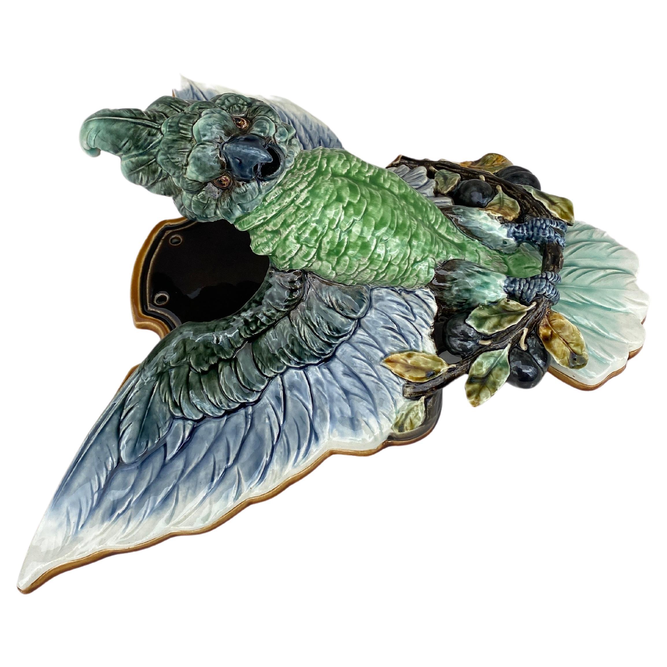Seltene Französisch Majolika Papagei Kakadu Wandtasche Choisy Le Roi, CIRCA 1890.
Äußerst seltene grüne Farben.