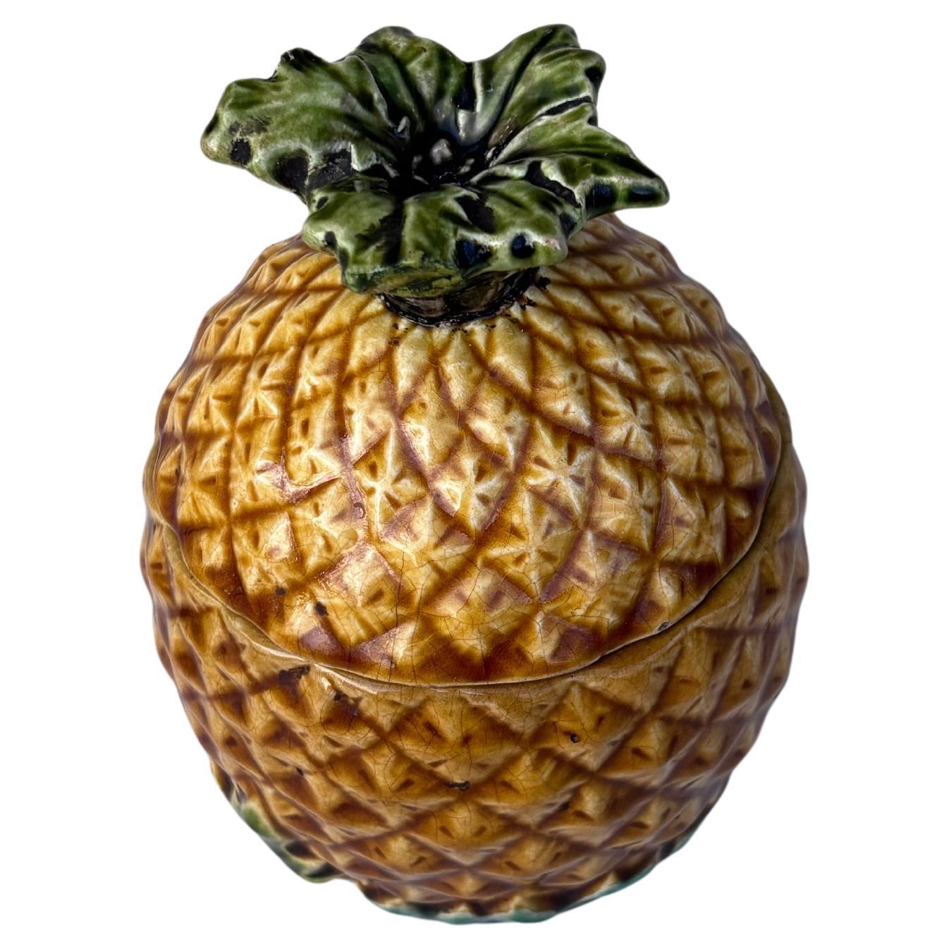 Rare French Majolica Pineapple Basket Box Sarreguemines, circa 1890.
Height / 6 inches , Diameter / 3.8 inches.