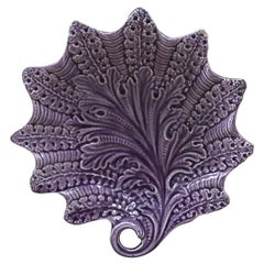 Onnaing français rare plat à feuilles violette en majolique, vers 1890