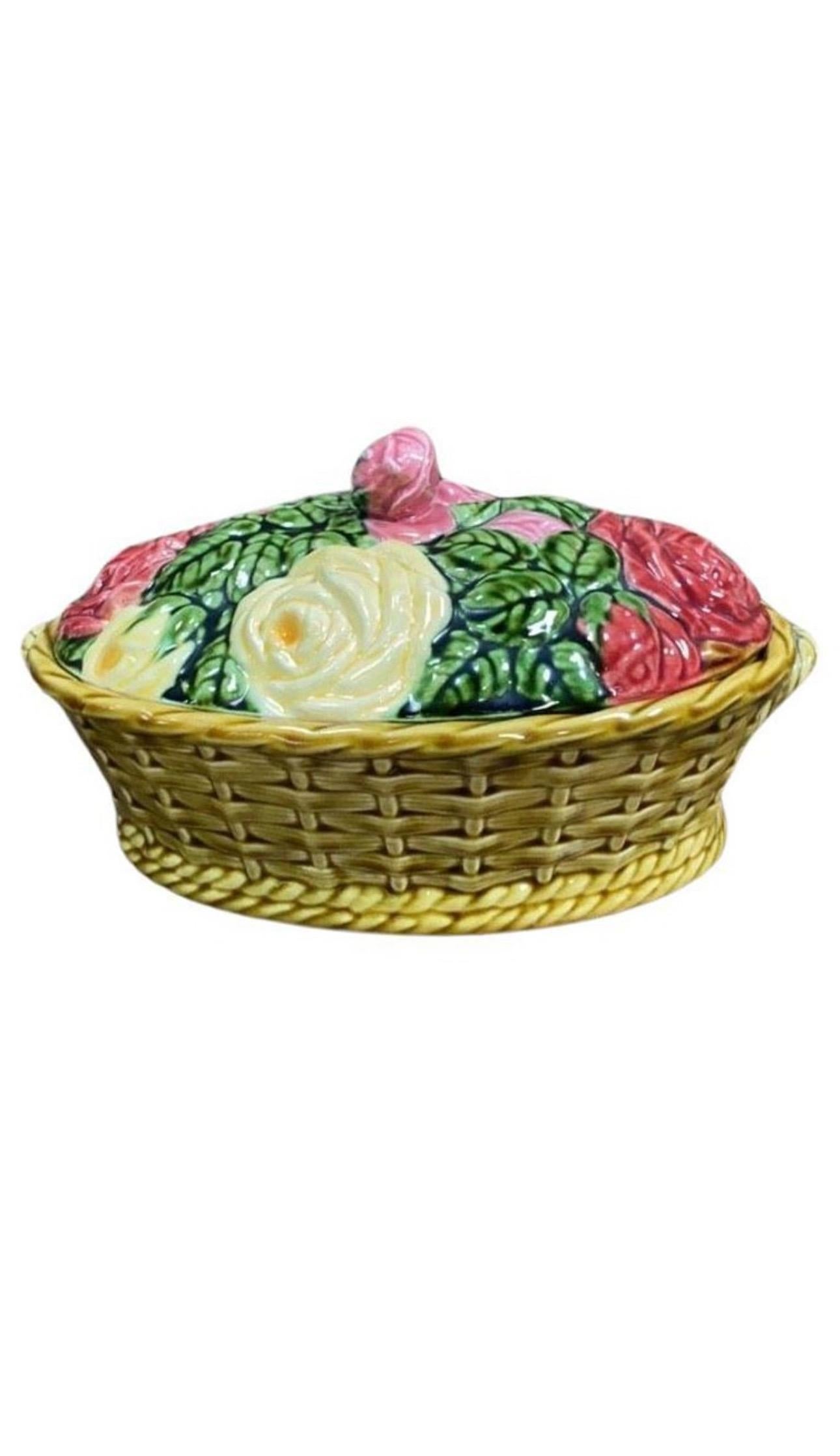 Charmant panier à roses en majolique française signé Sarreguemines, circa 1920.
La manufacture de Sarreguemines a produit plusieurs exemples de paniers avec des fruits, plus rarement avec des animaux et des fleurs.
