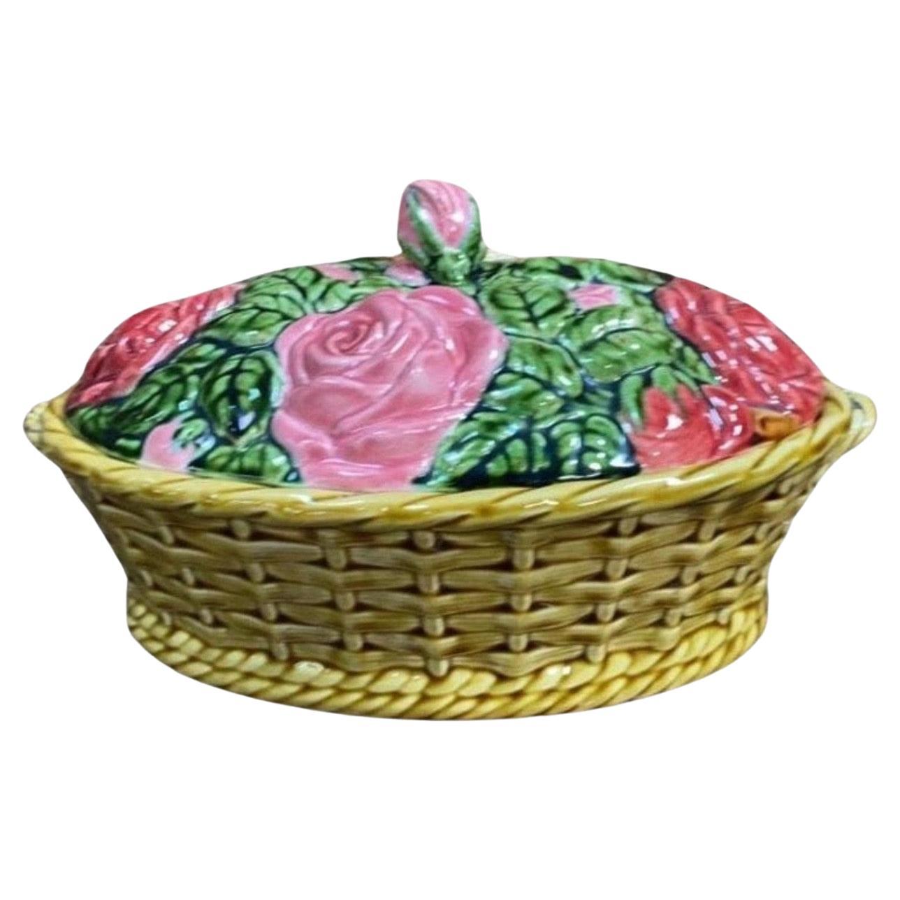 Rare panier à roses en majolique de Sarreguemines Circa 1920 en vente