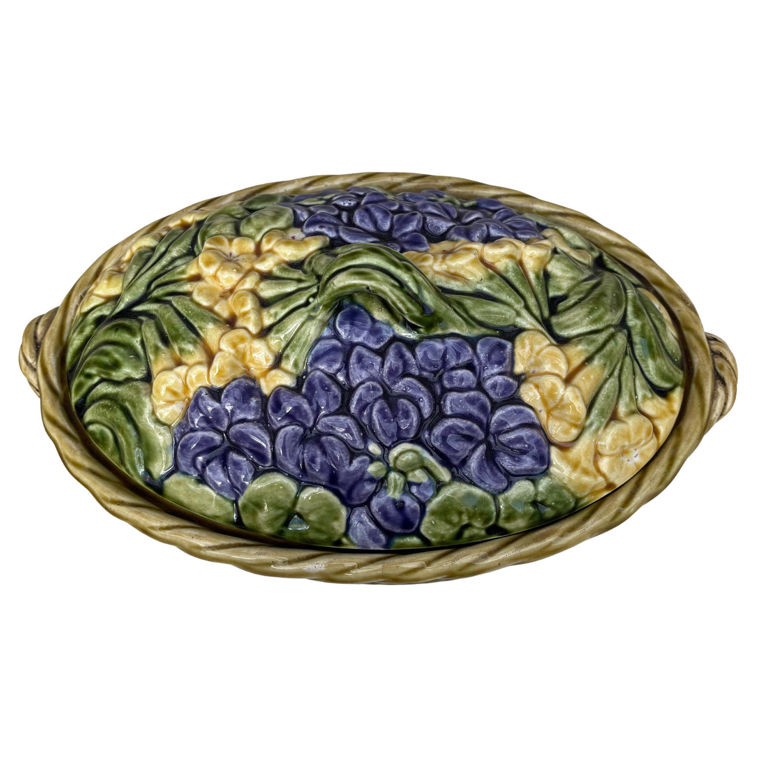 Charming French Majolica Violets basket signed Sarreguemines, circa 1900.
The manufacture of Sarreguemines produced severals examples of baskets with fruits, more rarely with animals and flowers.