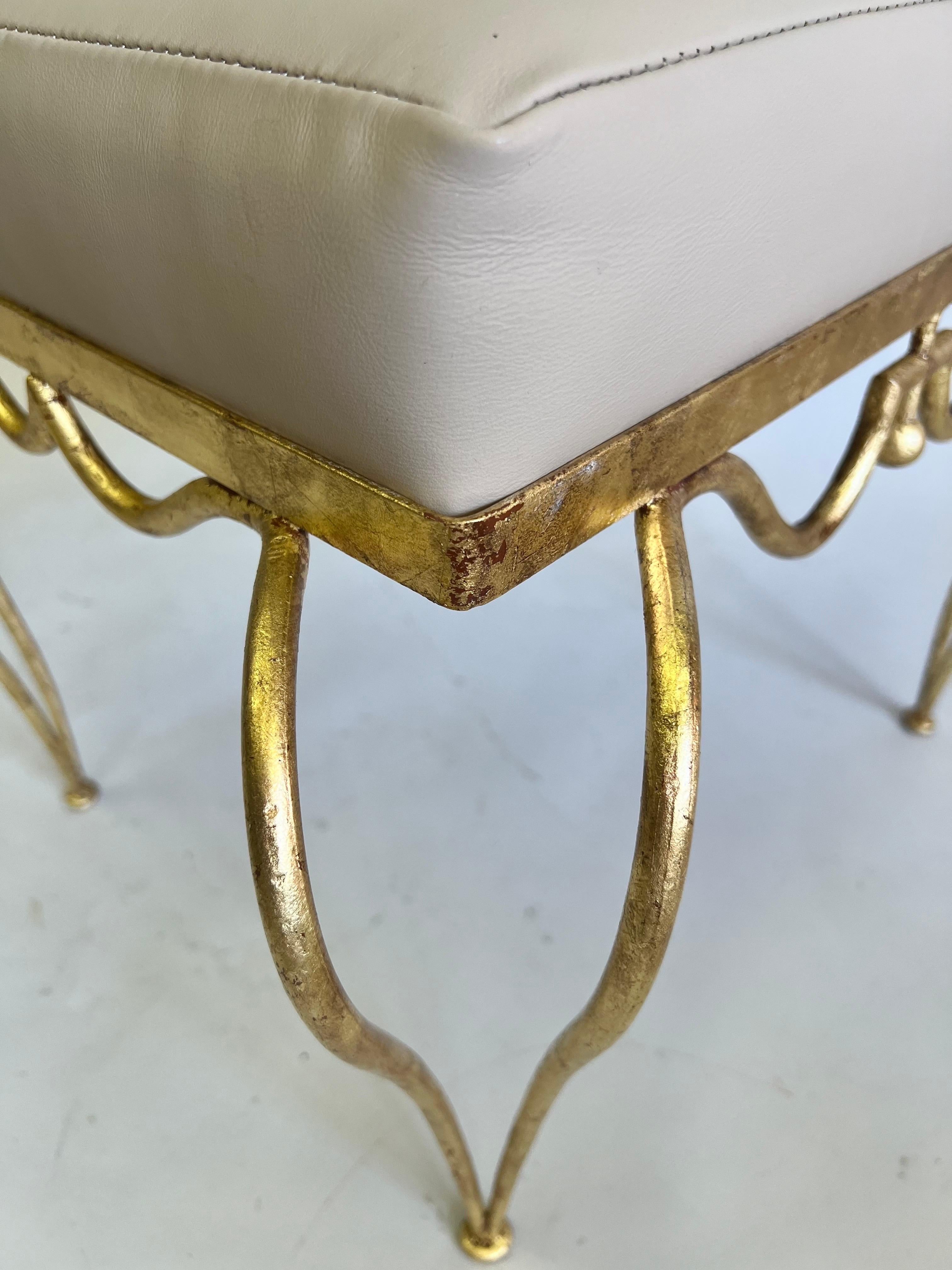 Raro taburete / banco francés de hierro forjado dorado de mediados de siglo de Rene Drouet en venta 5