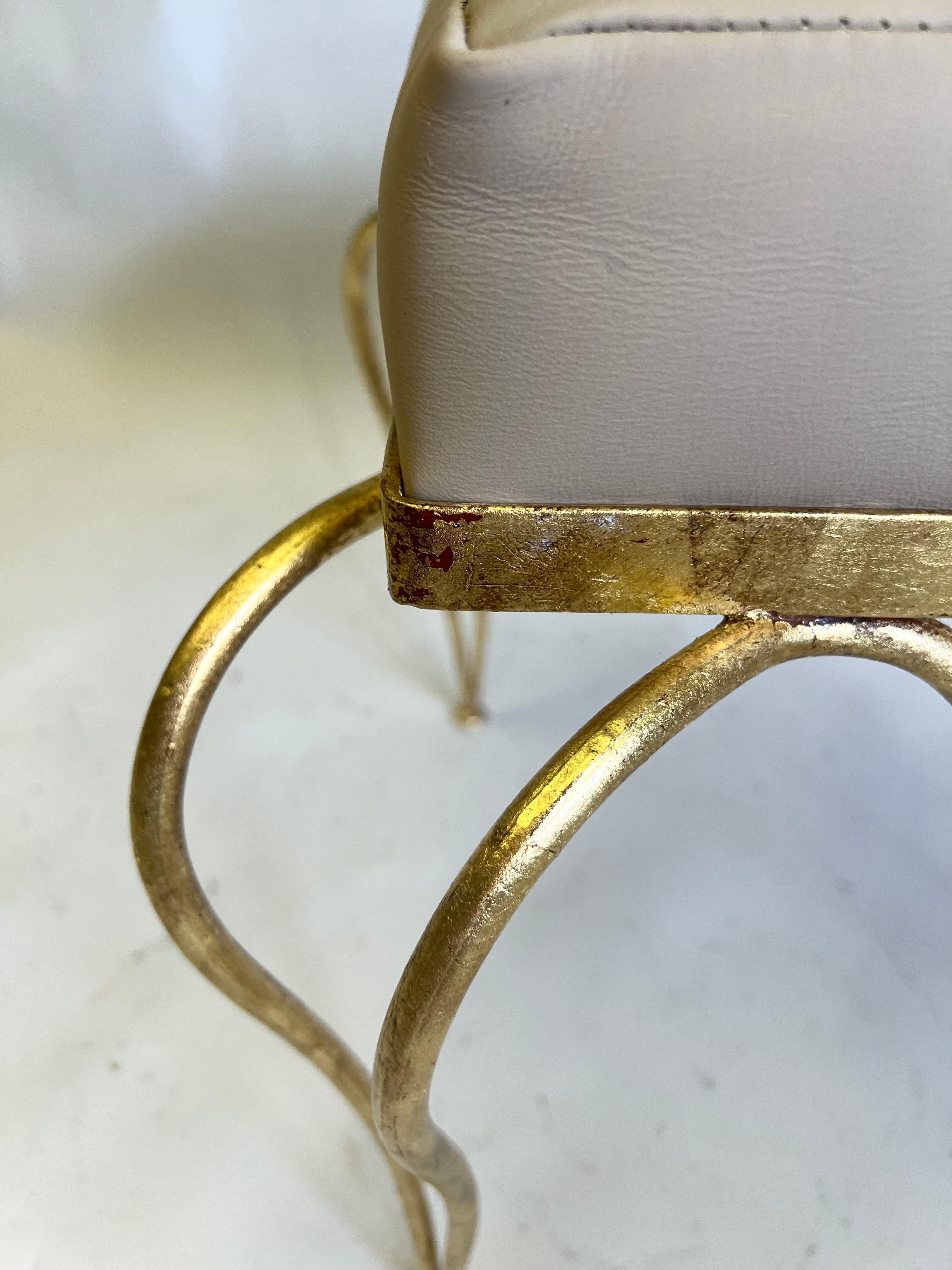Raro taburete / banco francés de hierro forjado dorado de mediados de siglo de Rene Drouet siglo XX en venta