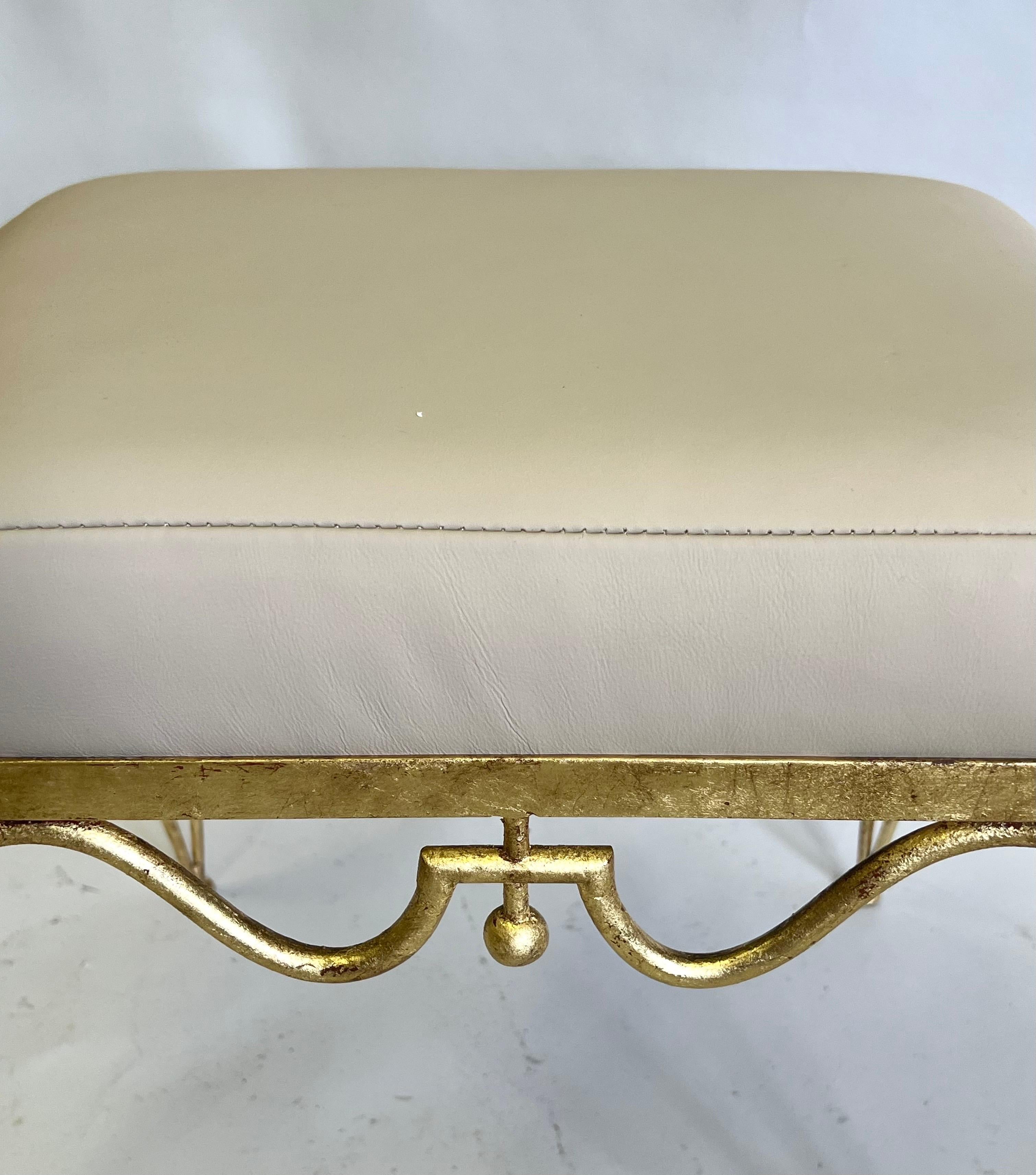 Raro taburete / banco francés de hierro forjado dorado de mediados de siglo de Rene Drouet Hierro forjado en venta