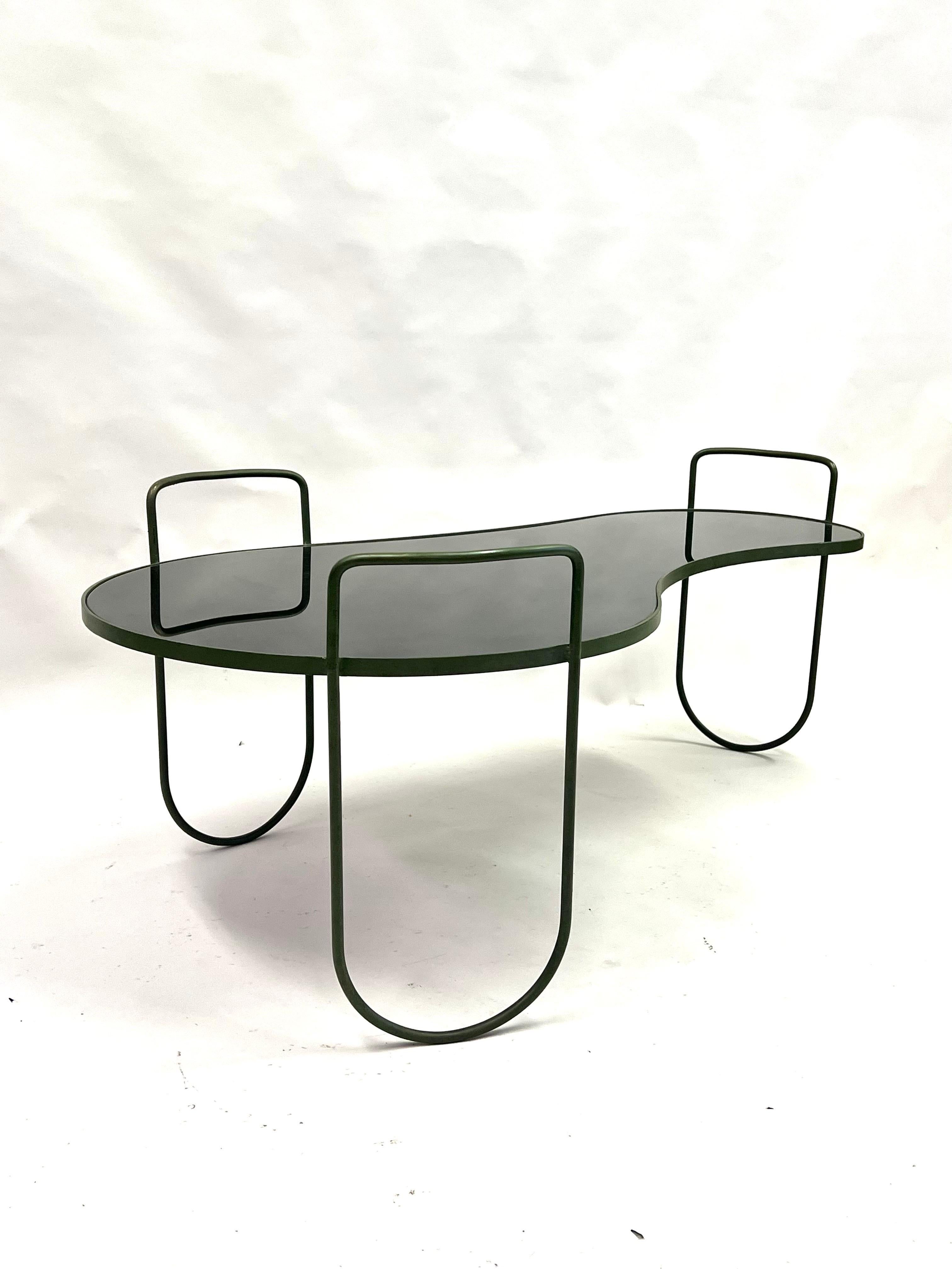 Français Rare table basse française de forme organique suspendue de style moderne du milieu du siècle dernier, Jean Royere en vente