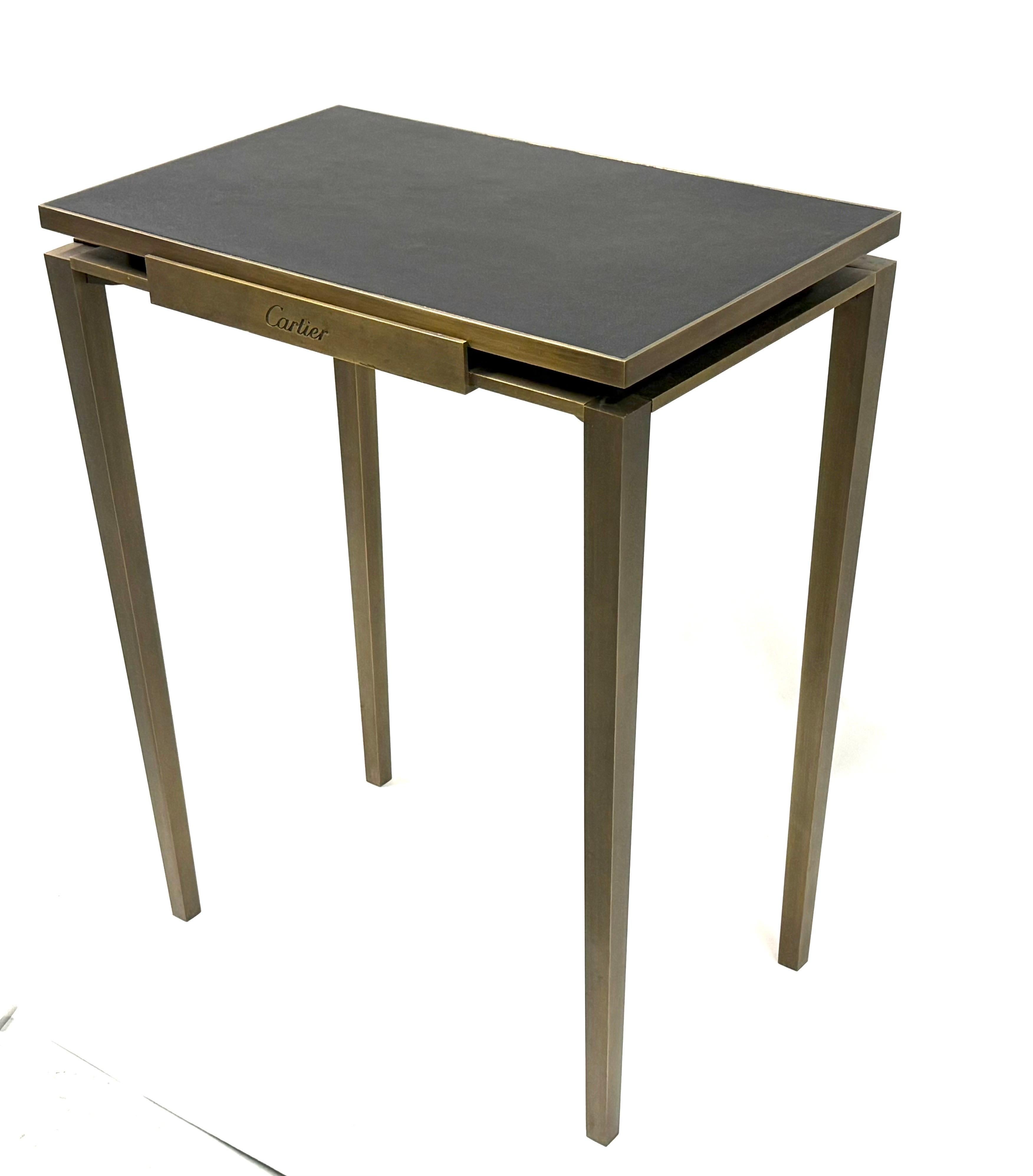 Rara console francese di metà secolo in bronzo massiccio e pelle, firmata Cartier, Parigi In condizioni buone in vendita a New York, NY