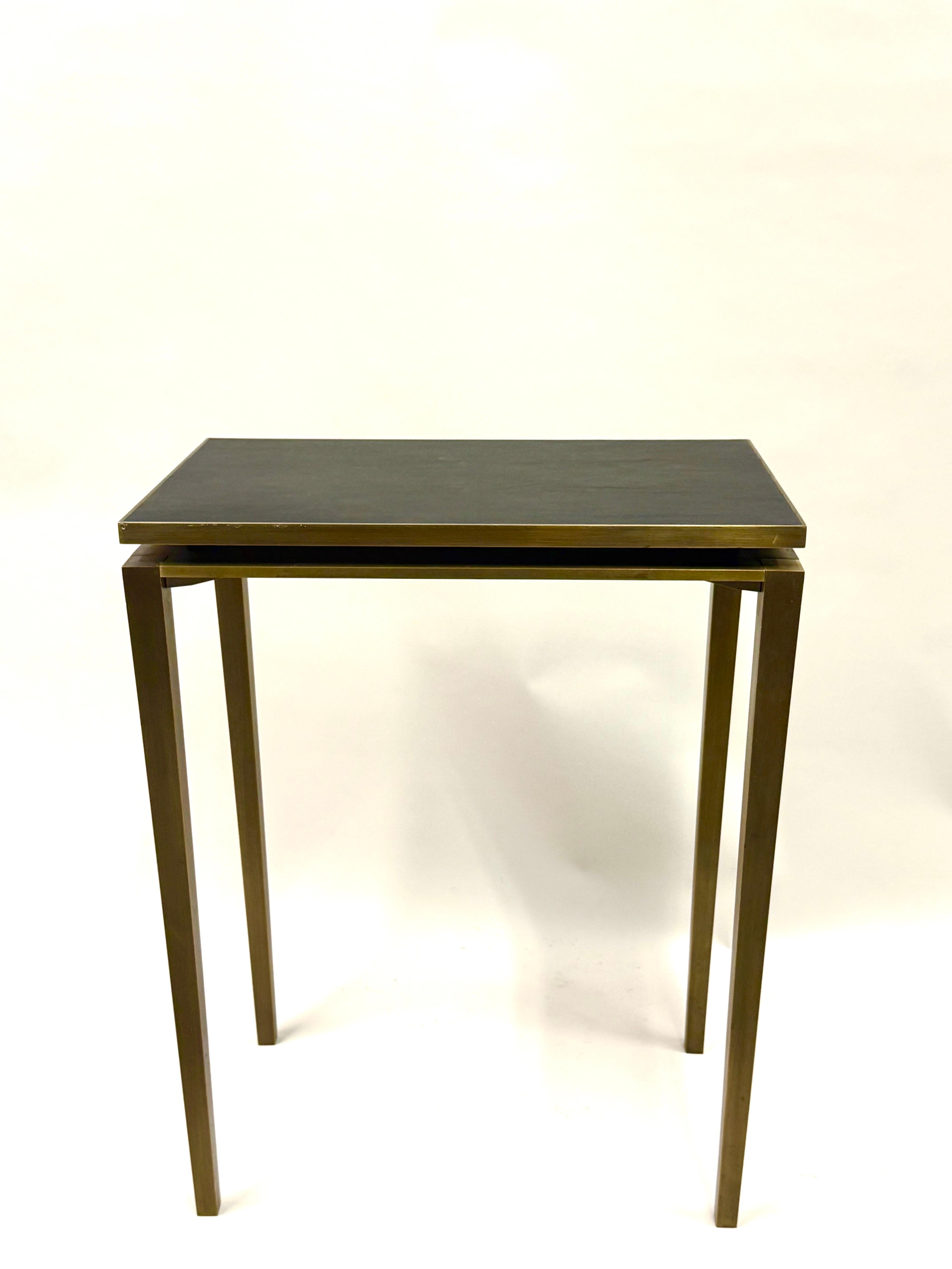 Rara ed elegante consolle francese in bronzo massiccio della metà del secolo scorso di Cartier, Parigi. Il pezzo è uno squisito classico minimalista con linee e forme pure; il design è attribuito al luminare designer francese Jacques Quinet. La