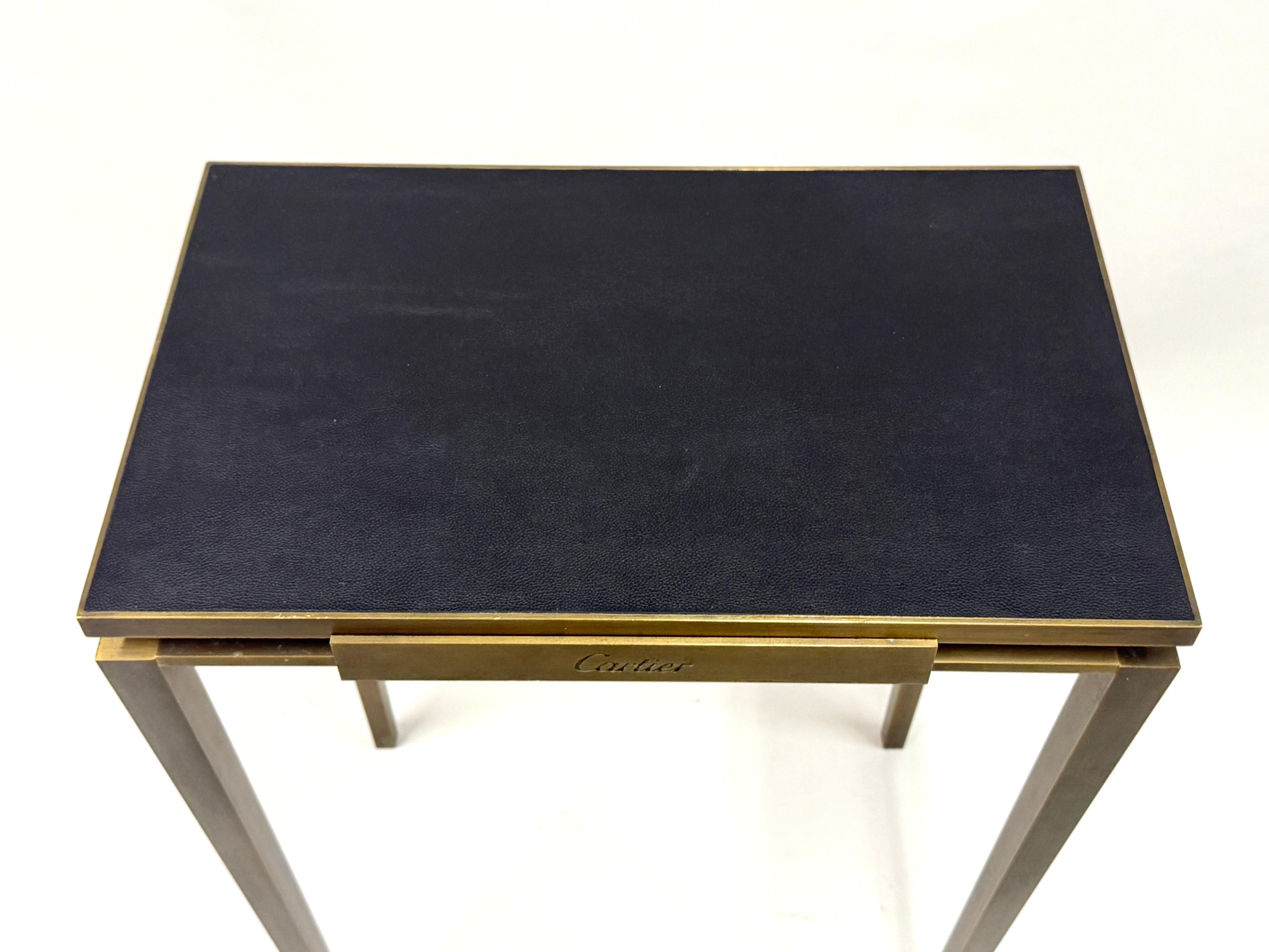 Rara console francese di metà secolo in bronzo massiccio e pelle, firmata Cartier, Parigi in vendita 1