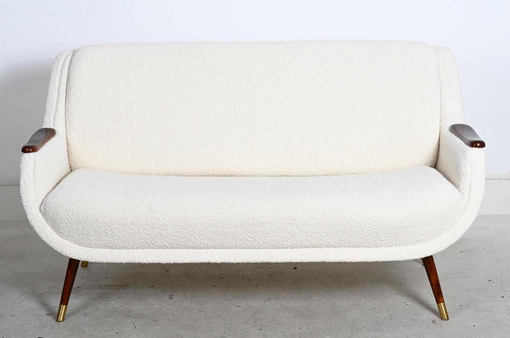 Raro e bellissimo divano rivestito in bouce di lana color crema di Dedar. Seduta e schienale con molle. Il divano è molto comodo. Completamente restaurato. 