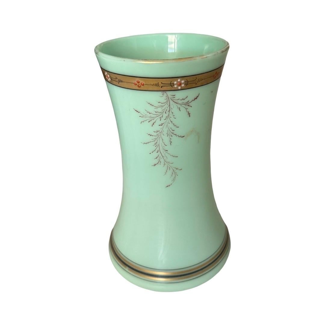 Francese Raro vaso opalino della zecca francese con smalto e oro in rilievo, 1900 ca. in vendita