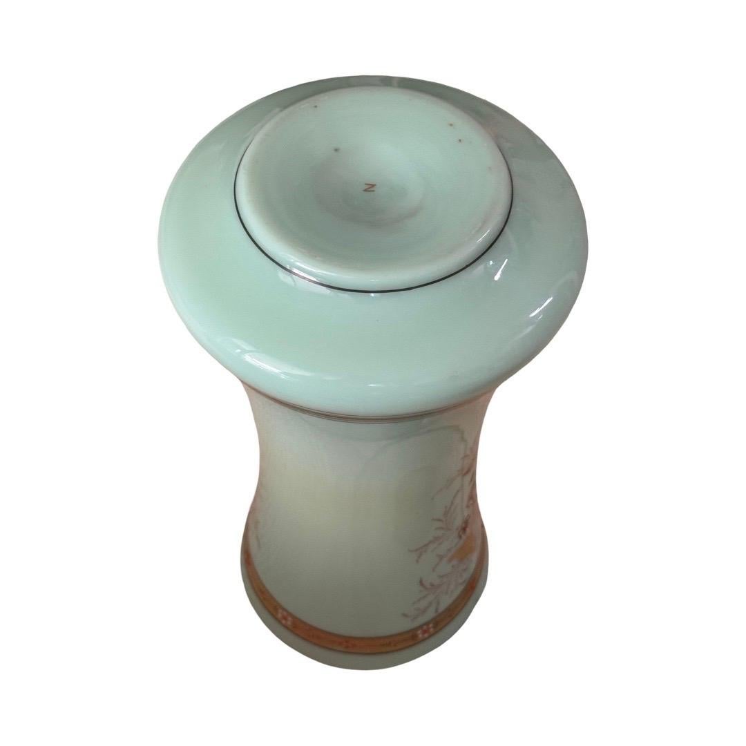 Smaltato Raro vaso opalino della zecca francese con smalto e oro in rilievo, 1900 ca. in vendita