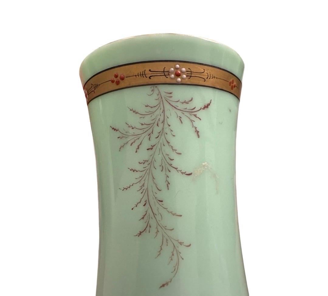 Raro vaso opalino della zecca francese con smalto e oro in rilievo, 1900 ca. In condizioni buone in vendita a CANNES, FR