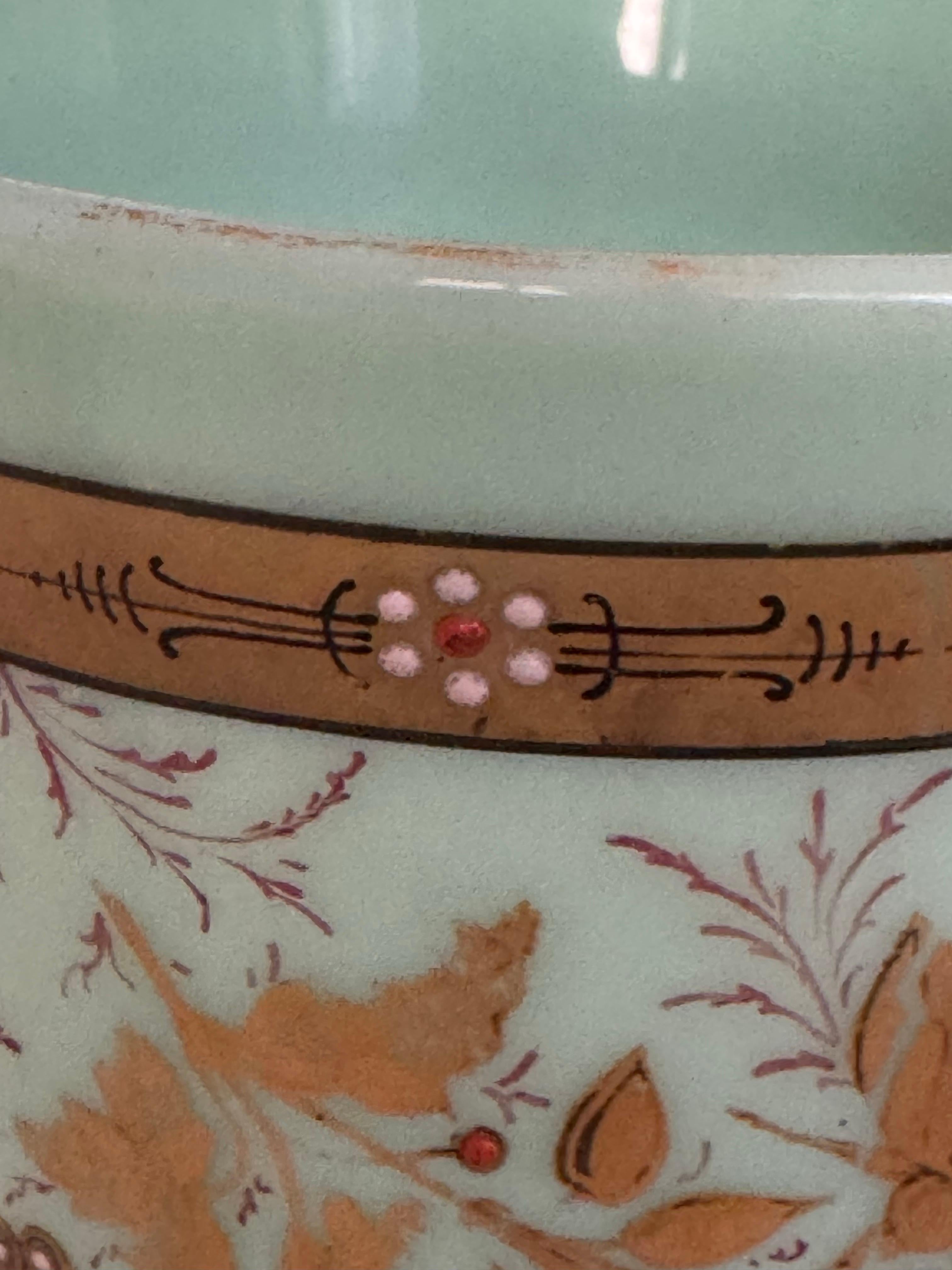 XIX secolo Raro vaso opalino della zecca francese con smalto e oro in rilievo, 1900 ca. in vendita