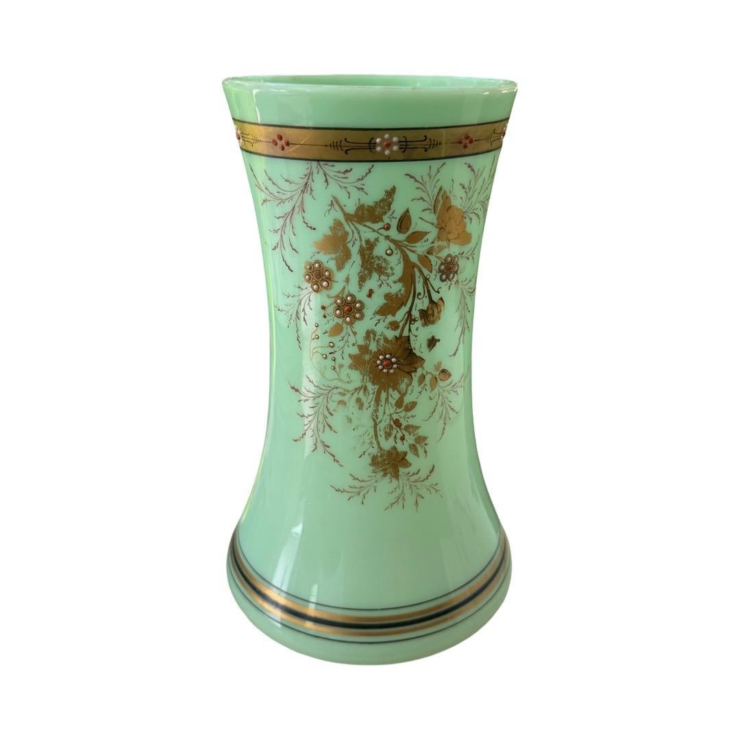Raro vaso opalino della zecca francese con smalto e oro in rilievo, 1900 ca. in vendita