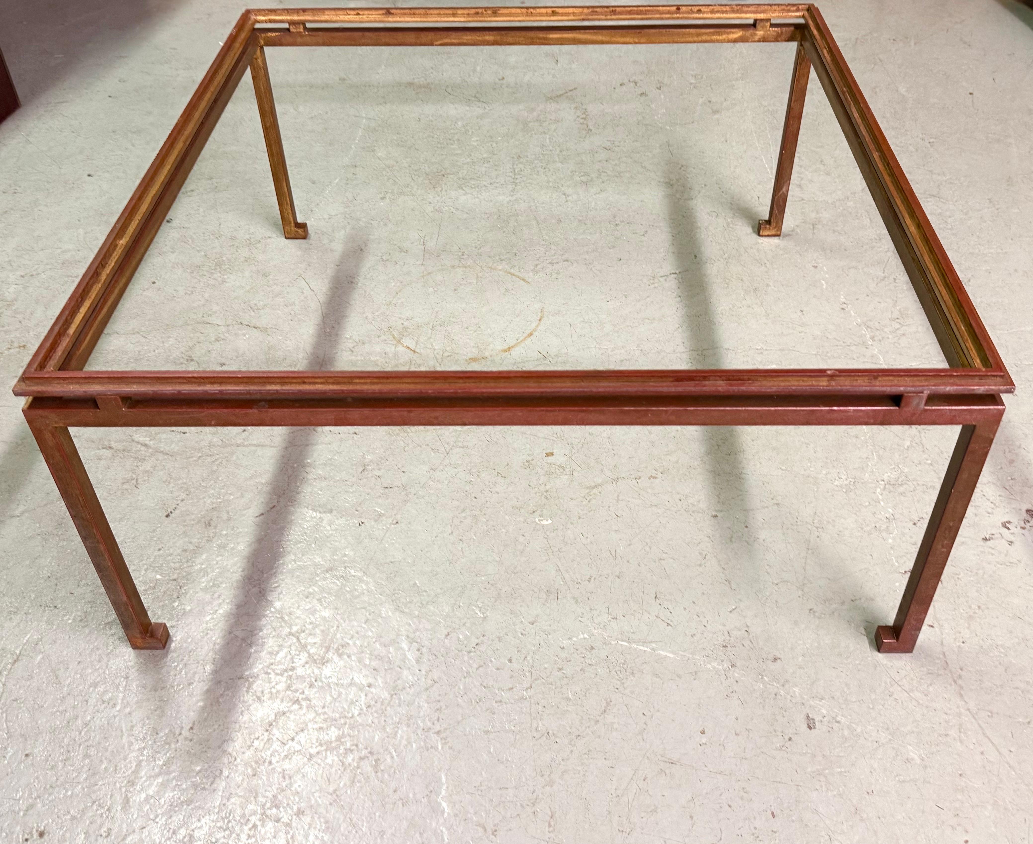 Rara y exquisita mesa de centro francesa neoclásica moderna de hierro forjado dorado con forma cuadrada única, de Maison Ramsay, hacia 1940-1950. La mesa se muestra sin tablero de piedra. La mesa se distingue como Maison Ramsay por sus delicadas