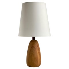Rara lampada da tavolo moderna francese ricavata da un albero di olmo massiccio con parte superiore bordeaux.