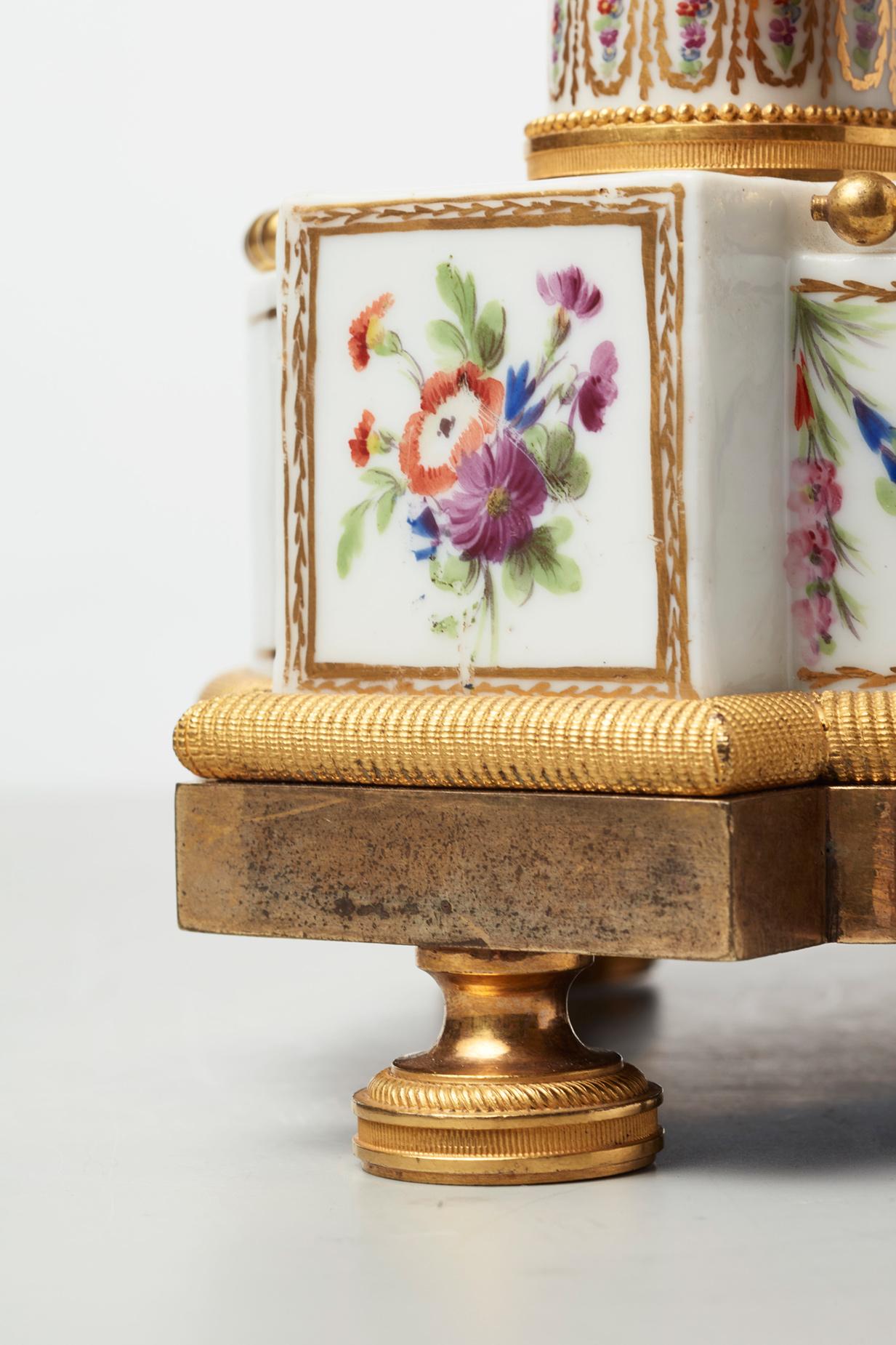Rare pendule de cheminée française en porcelaine et bronze doré par Godon en vente 3