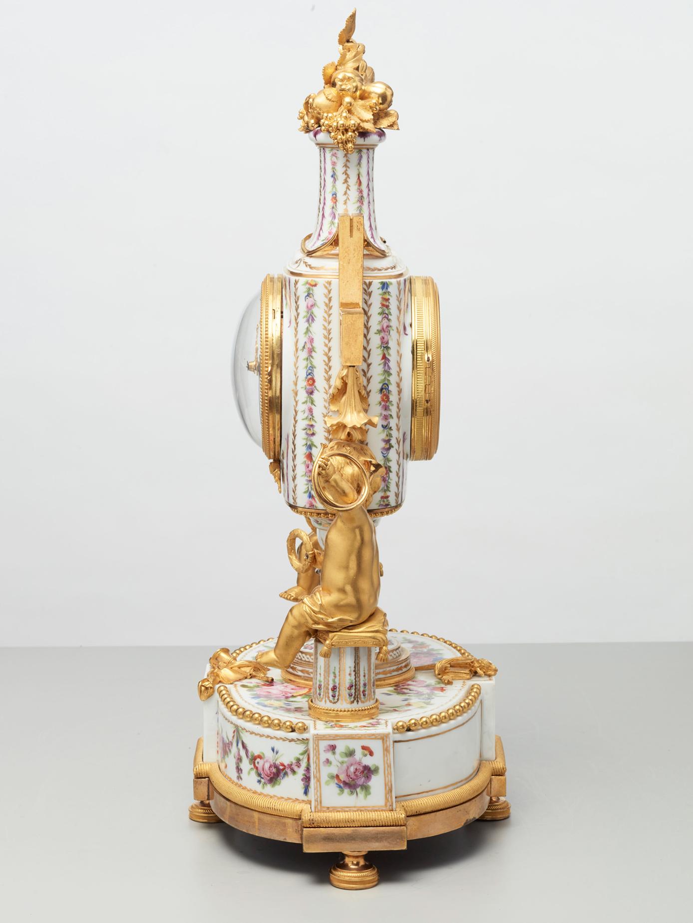Doré Rare pendule de cheminée française en porcelaine et bronze doré par Godon en vente