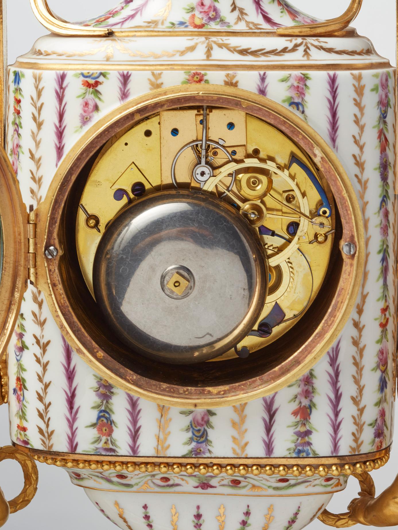 XVIIIe siècle et antérieur Rare pendule de cheminée française en porcelaine et bronze doré par Godon en vente