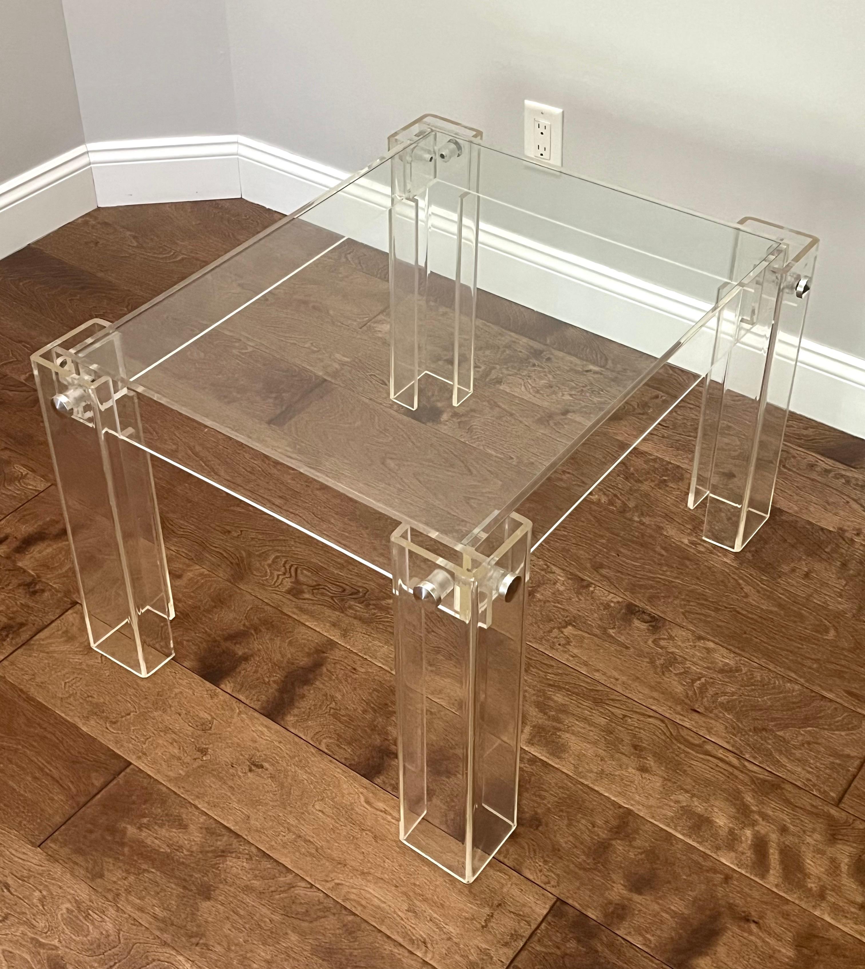 Rare prototype de table à cocktail, table basse ou table d'appoint en lucite dans le style de Maria Pergay, datant du milieu du siècle dernier. La table forme une déclaration de design intrigante avec son architecture minimaliste et