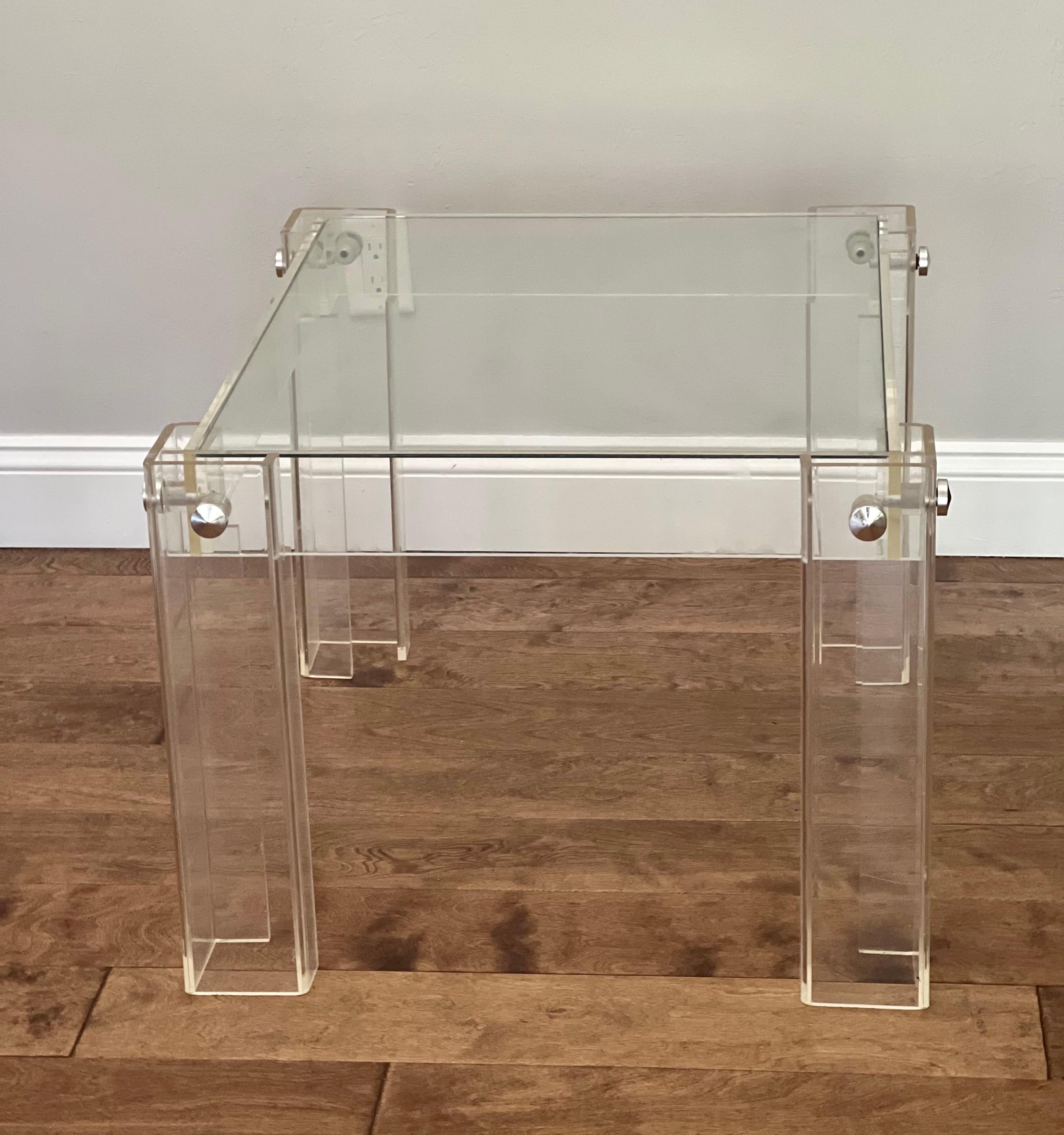 Fait main Prototype français de table basse ou d'appoint du milieu du siècle dernier en Lucite, Maria Pergay en vente