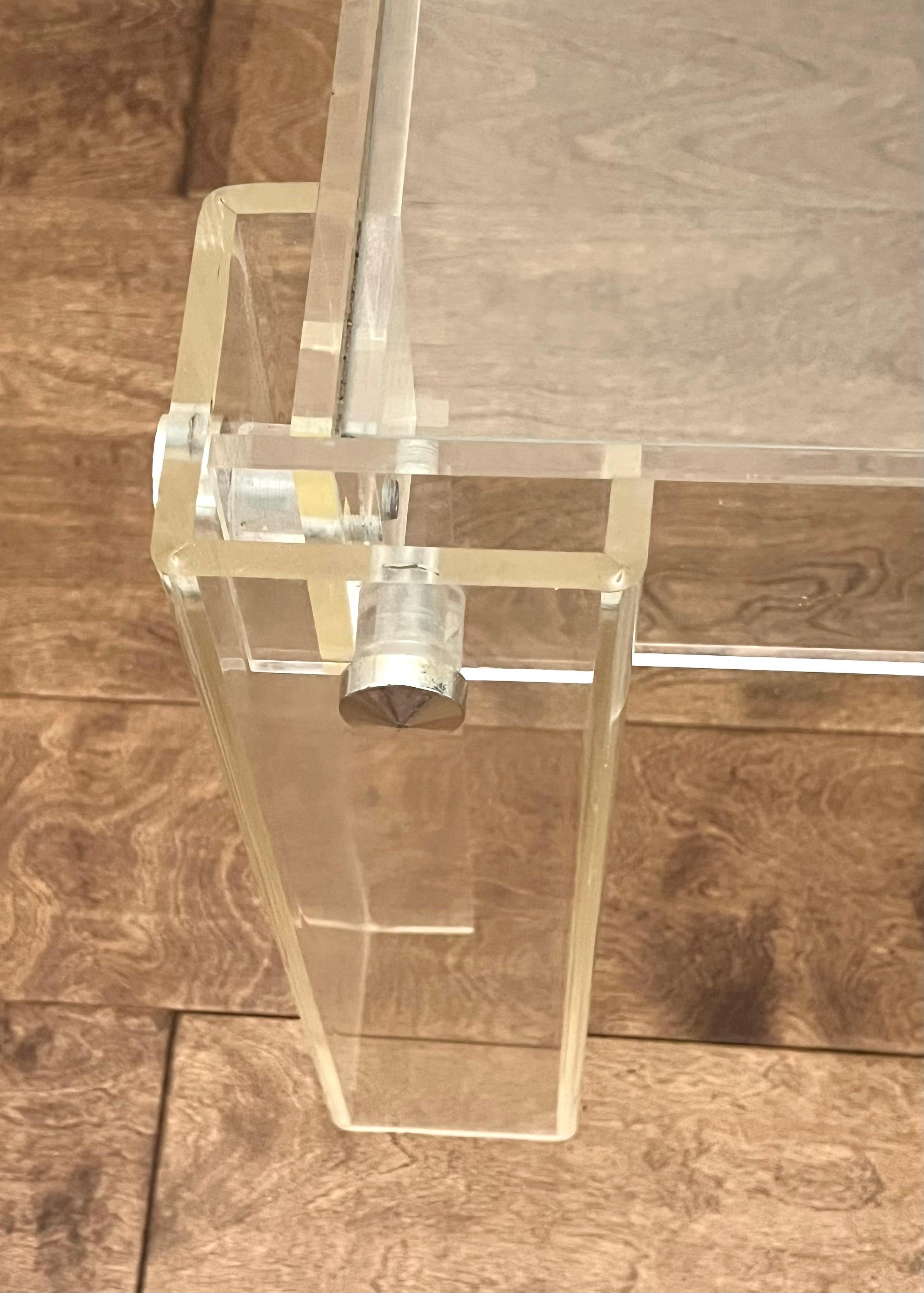 Prototype français de table basse ou d'appoint du milieu du siècle dernier en Lucite, Maria Pergay en vente 1