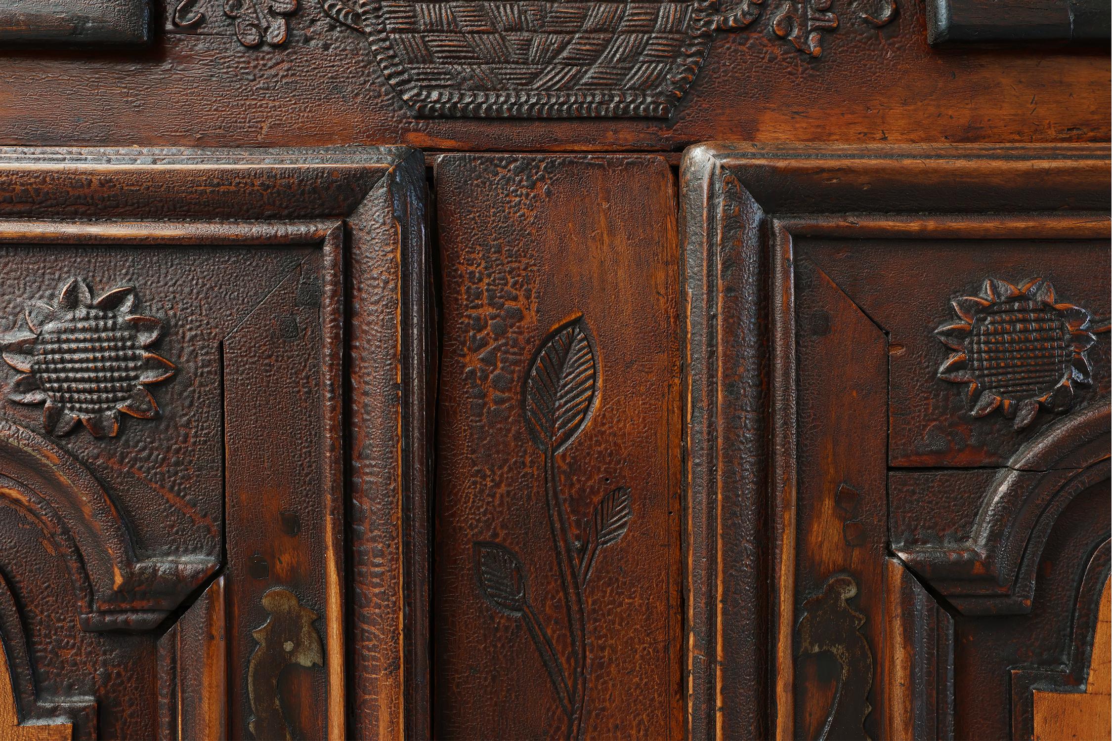 Raro mobile o buffet intagliato di provincia francese con grande patina, datato 1841 in vendita 2