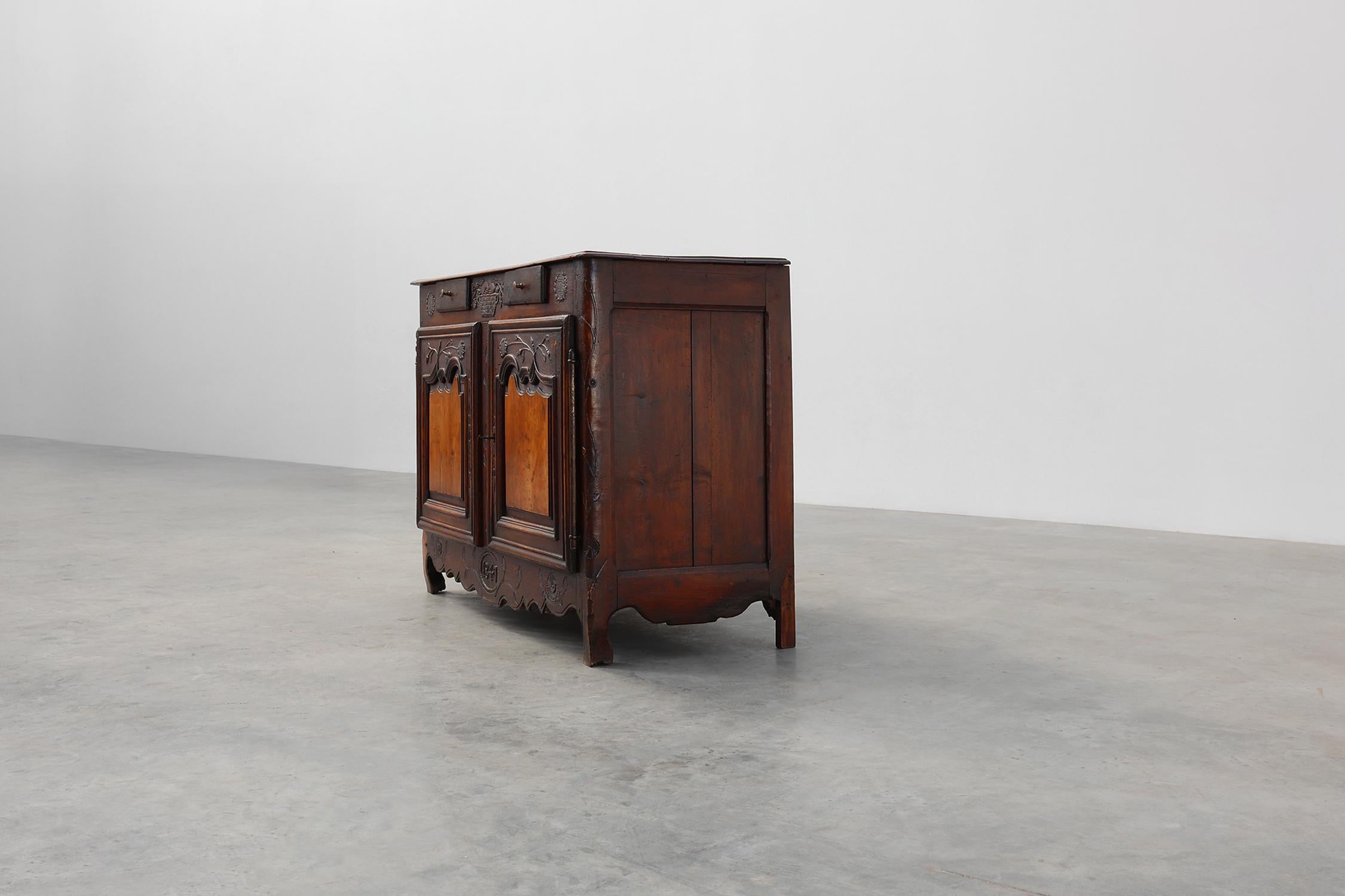 Raro mobile o buffet intagliato di provincia francese con grande patina, datato 1841 in vendita 3