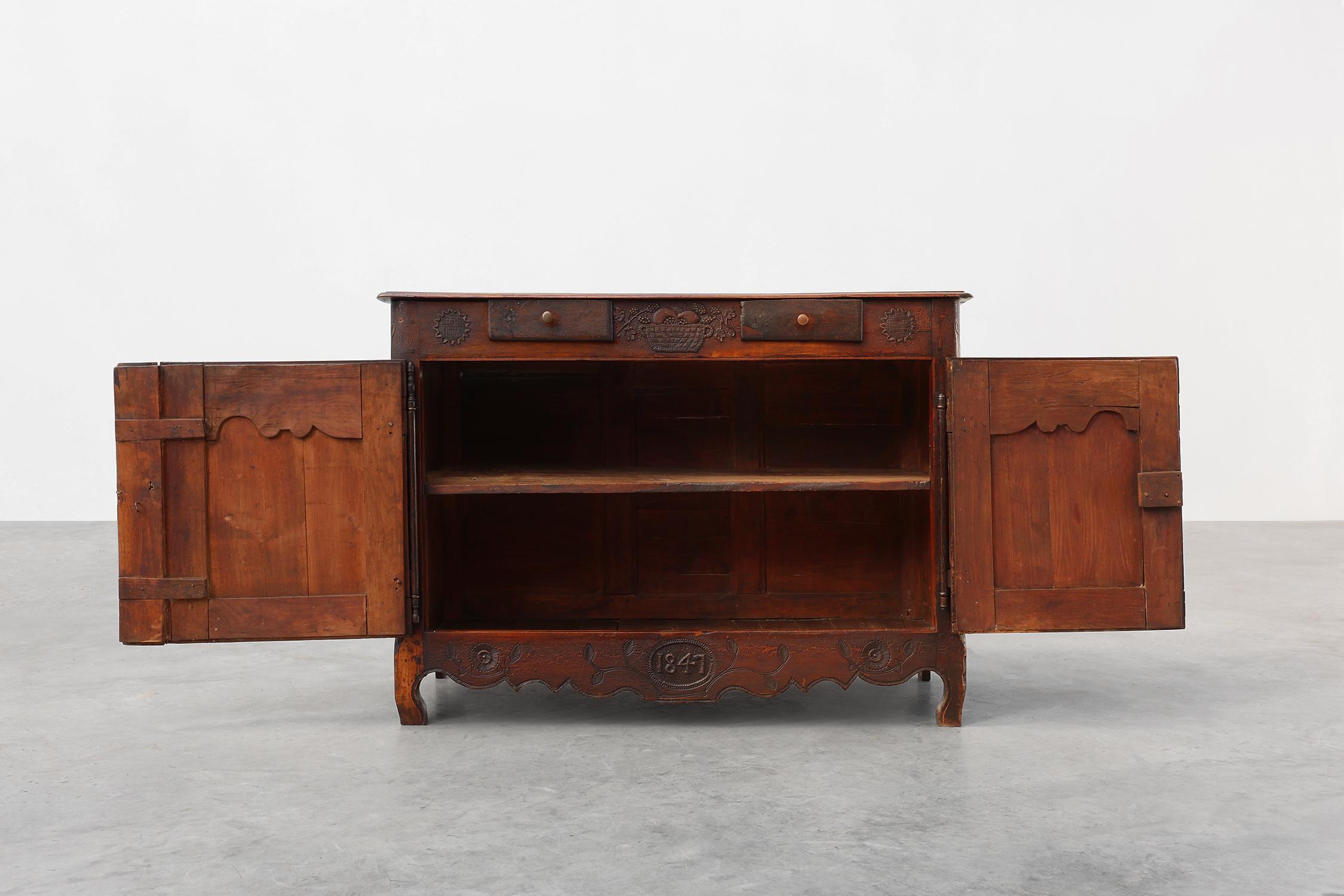 Raro mobile o buffet intagliato di provincia francese con grande patina, datato 1841 in vendita 4