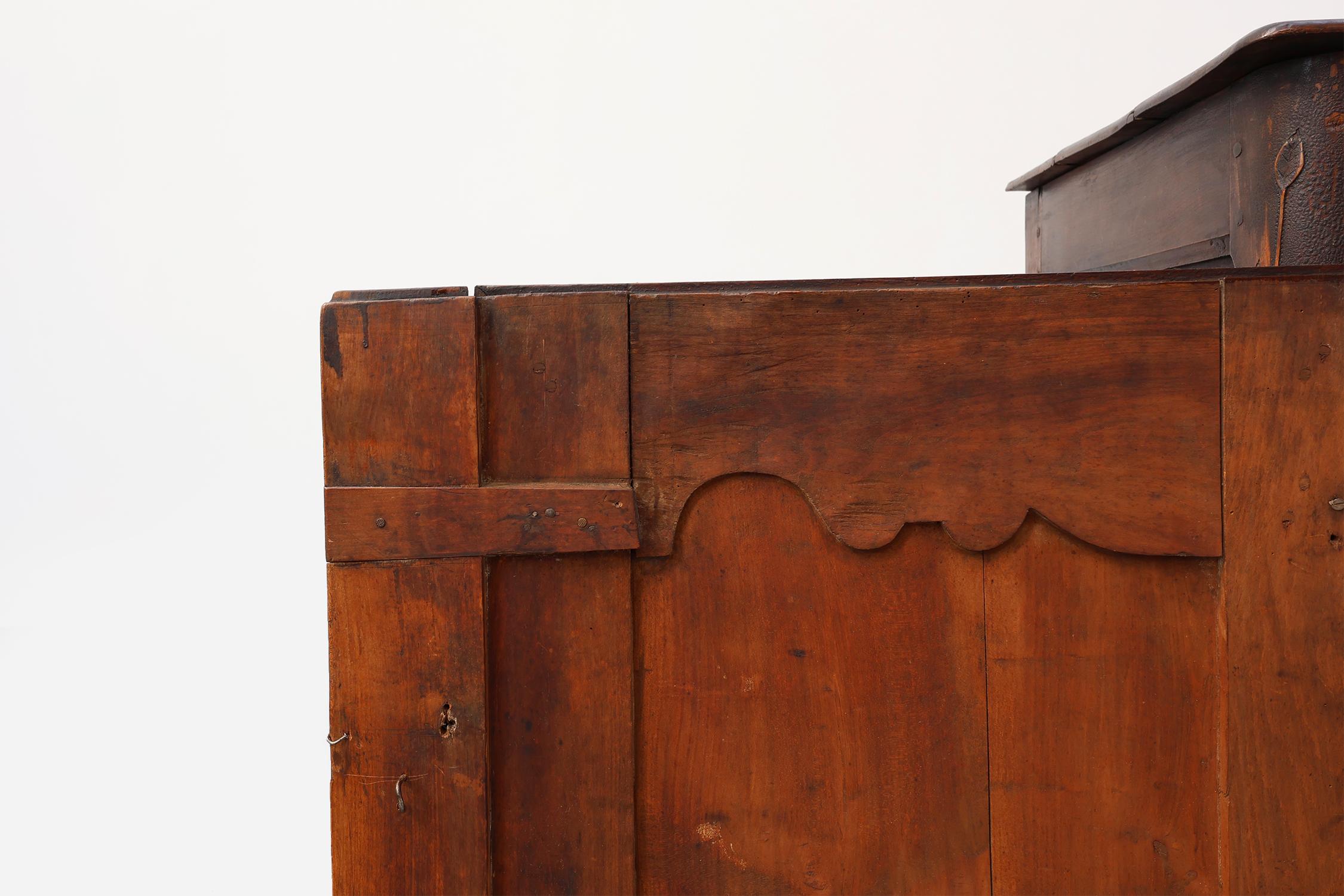 Raro mobile o buffet intagliato di provincia francese con grande patina, datato 1841 in vendita 5