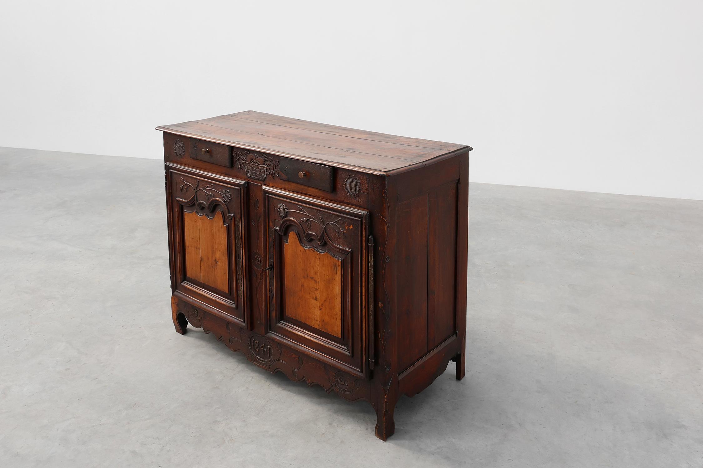 Raro mobile o buffet intagliato di provincia francese con grande patina, datato 1841 in vendita 6