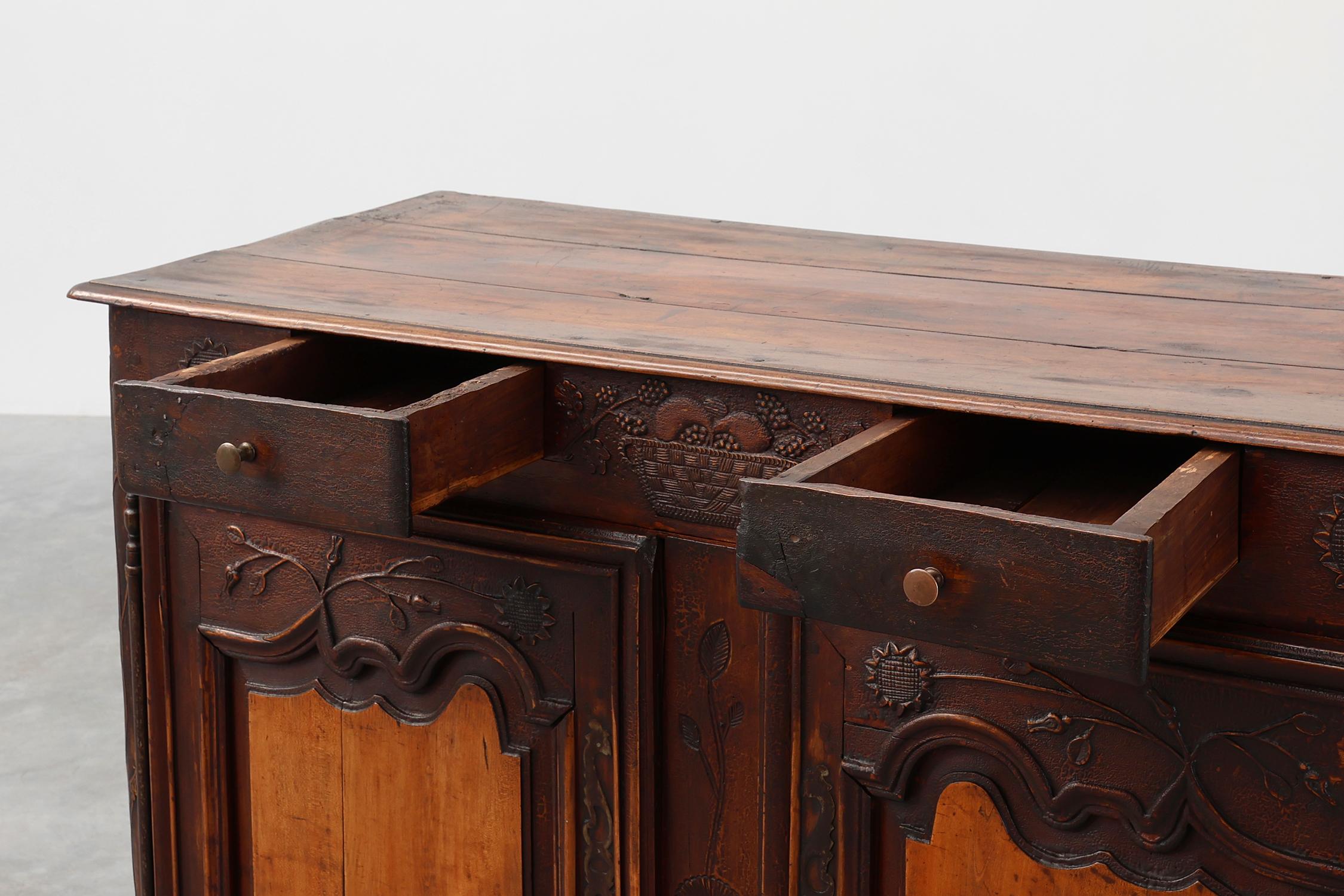 Raro mobile o buffet intagliato di provincia francese con grande patina, datato 1841 in vendita 7