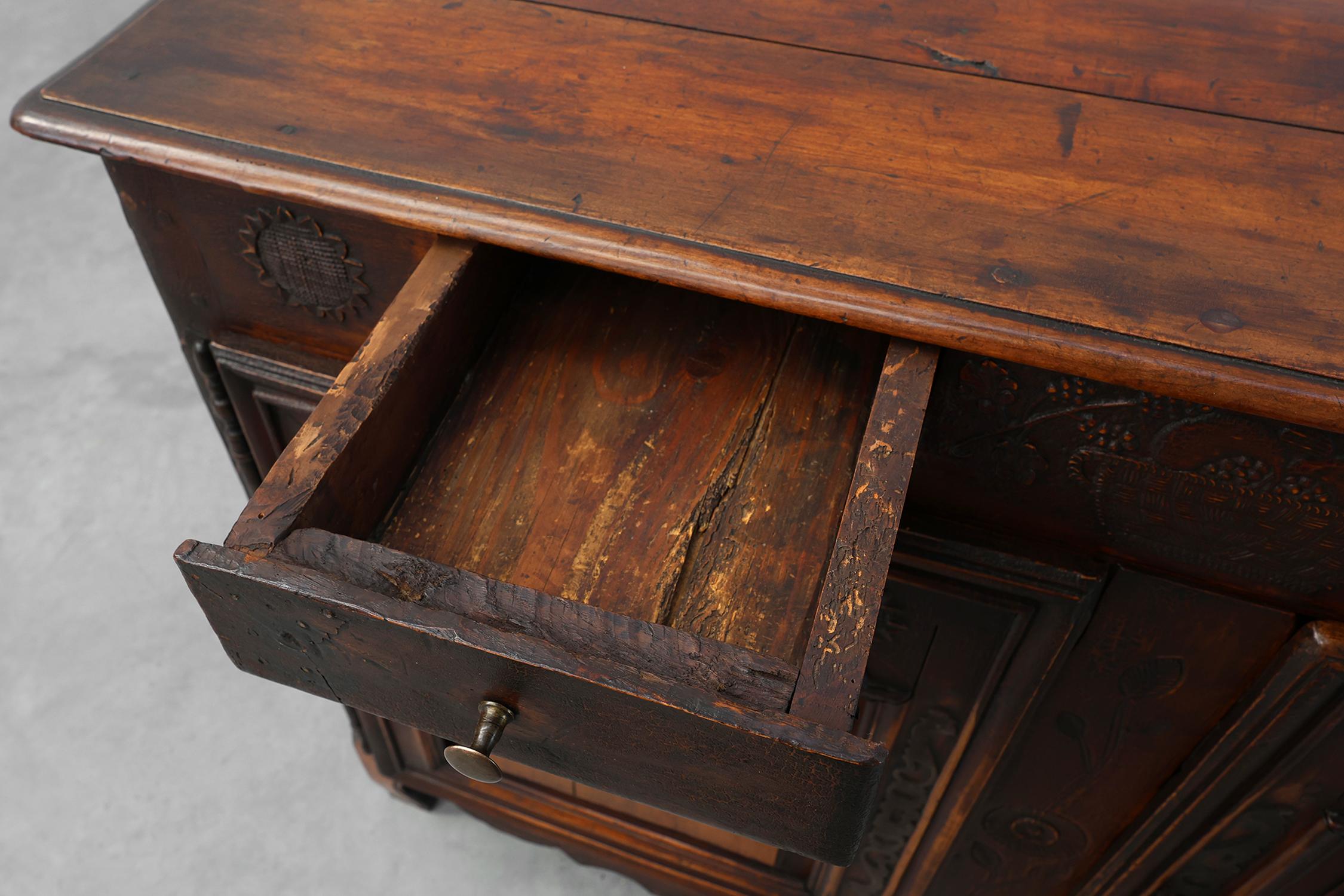 Raro mobile o buffet intagliato di provincia francese con grande patina, datato 1841 in vendita 8