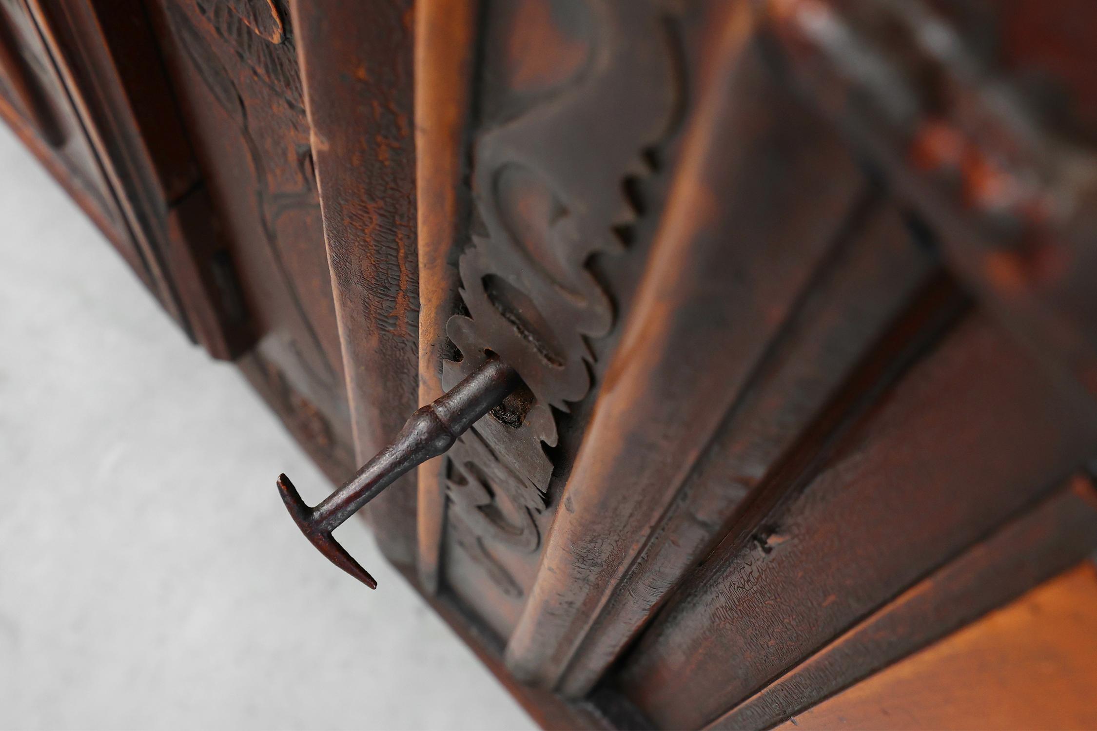 Raro mobile o buffet intagliato di provincia francese con grande patina, datato 1841 in vendita 9