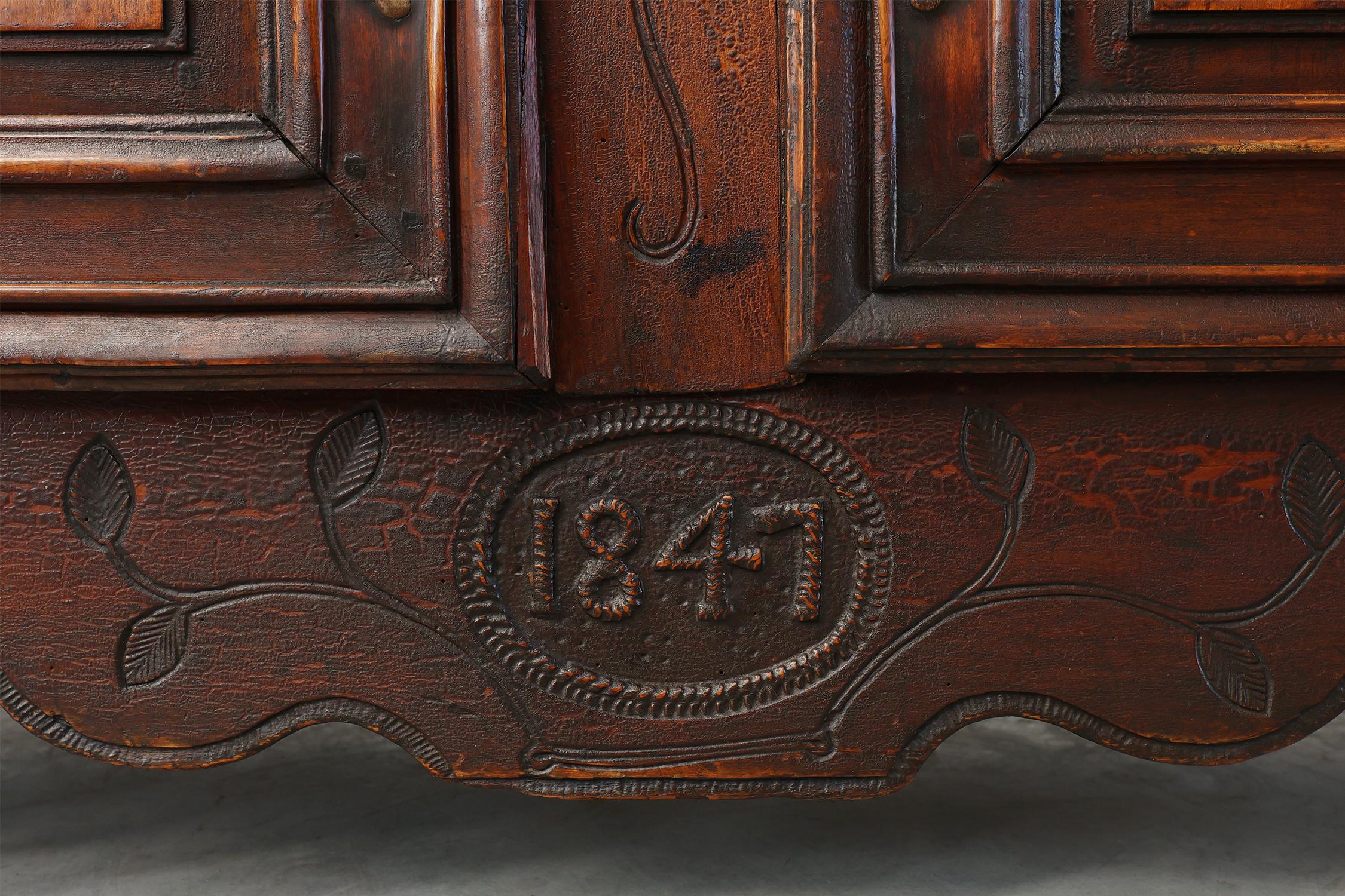 Raro mobile o buffet intagliato di provincia francese con grande patina, datato 1841 in vendita 11