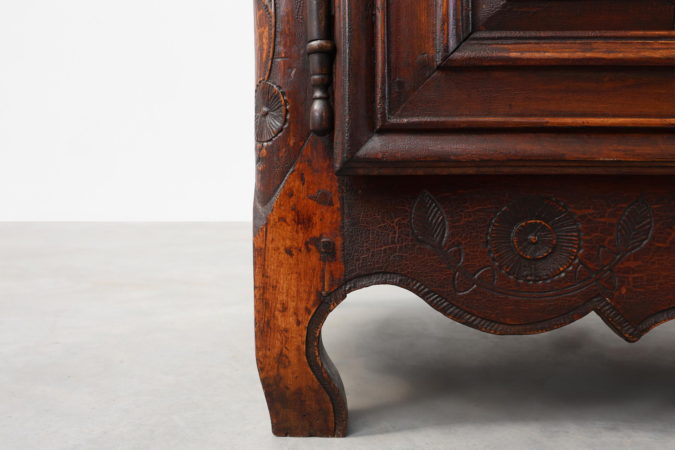 Raro mobile o buffet intagliato di provincia francese con grande patina, datato 1841 in vendita 12