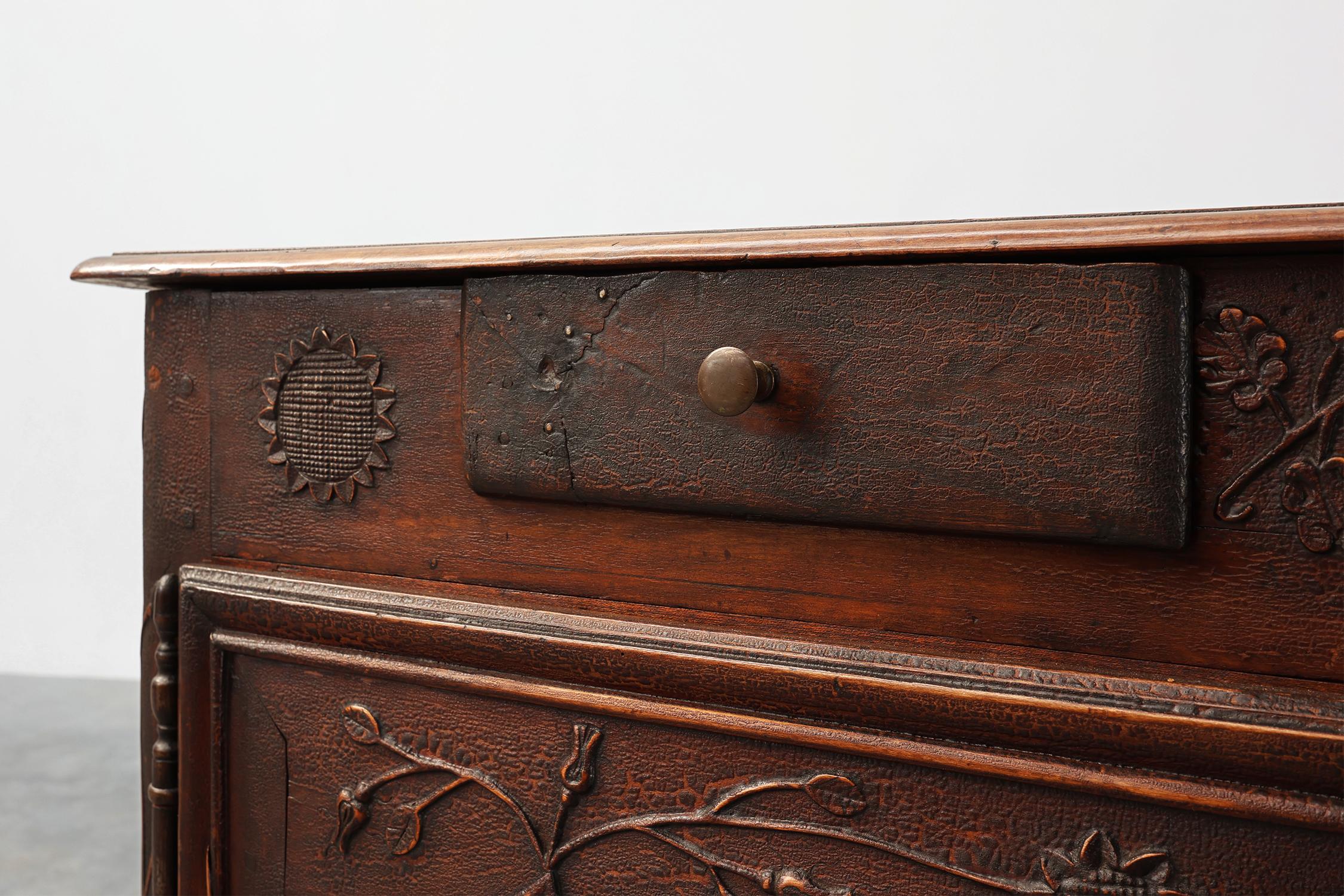 Rustico Raro mobile o buffet intagliato di provincia francese con grande patina, datato 1841 in vendita