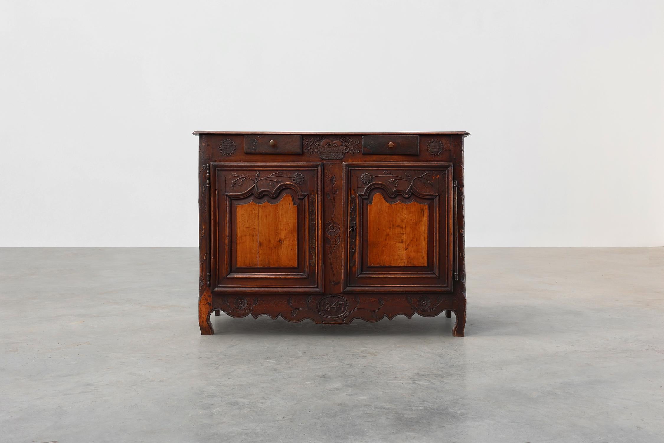 Francese Raro mobile o buffet intagliato di provincia francese con grande patina, datato 1841 in vendita