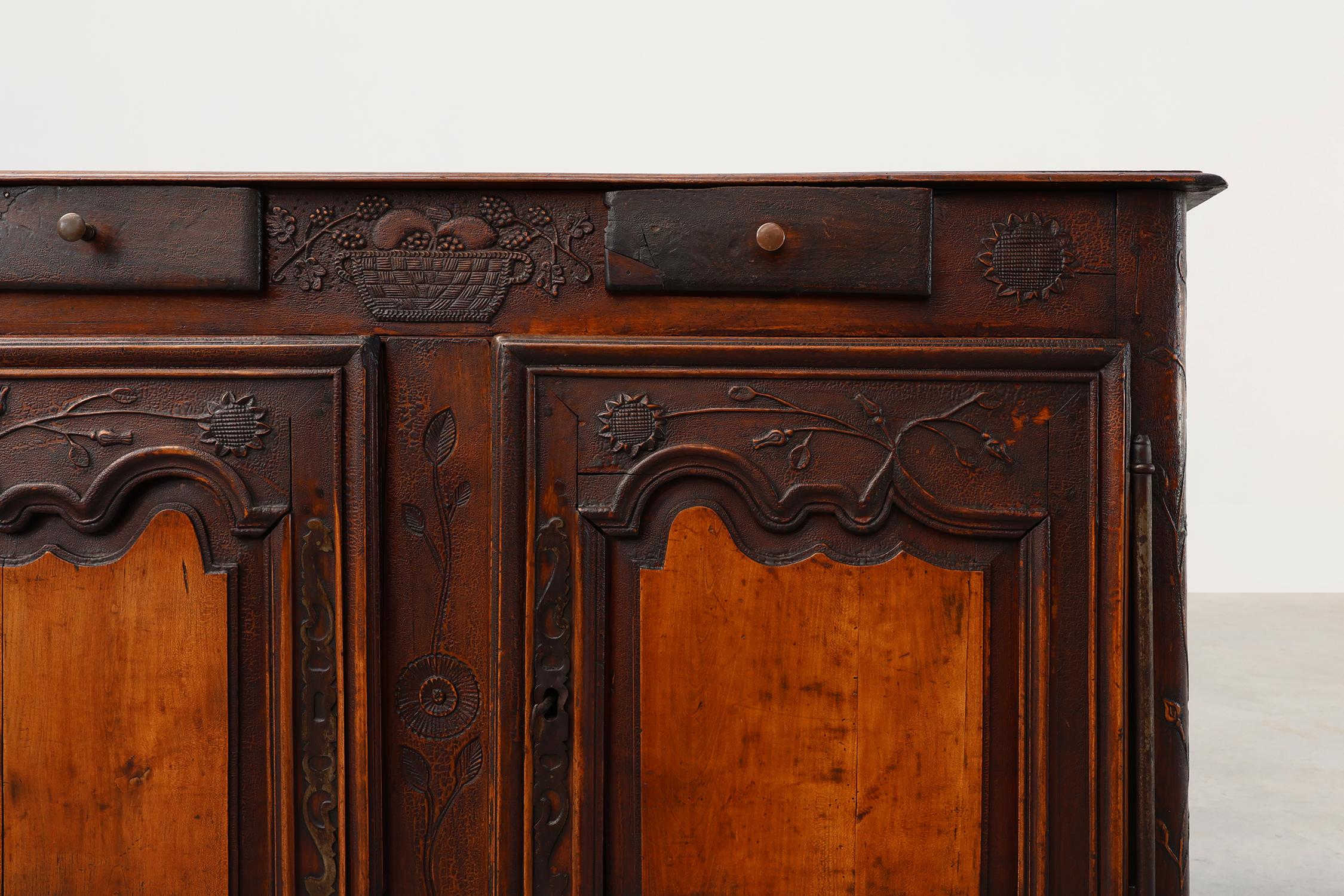 Fatto a mano Raro mobile o buffet intagliato di provincia francese con grande patina, datato 1841 in vendita